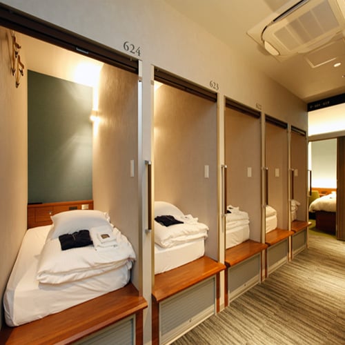 [Guest room example] Men and women are on separate floors, and entry is controlled by a card reader.