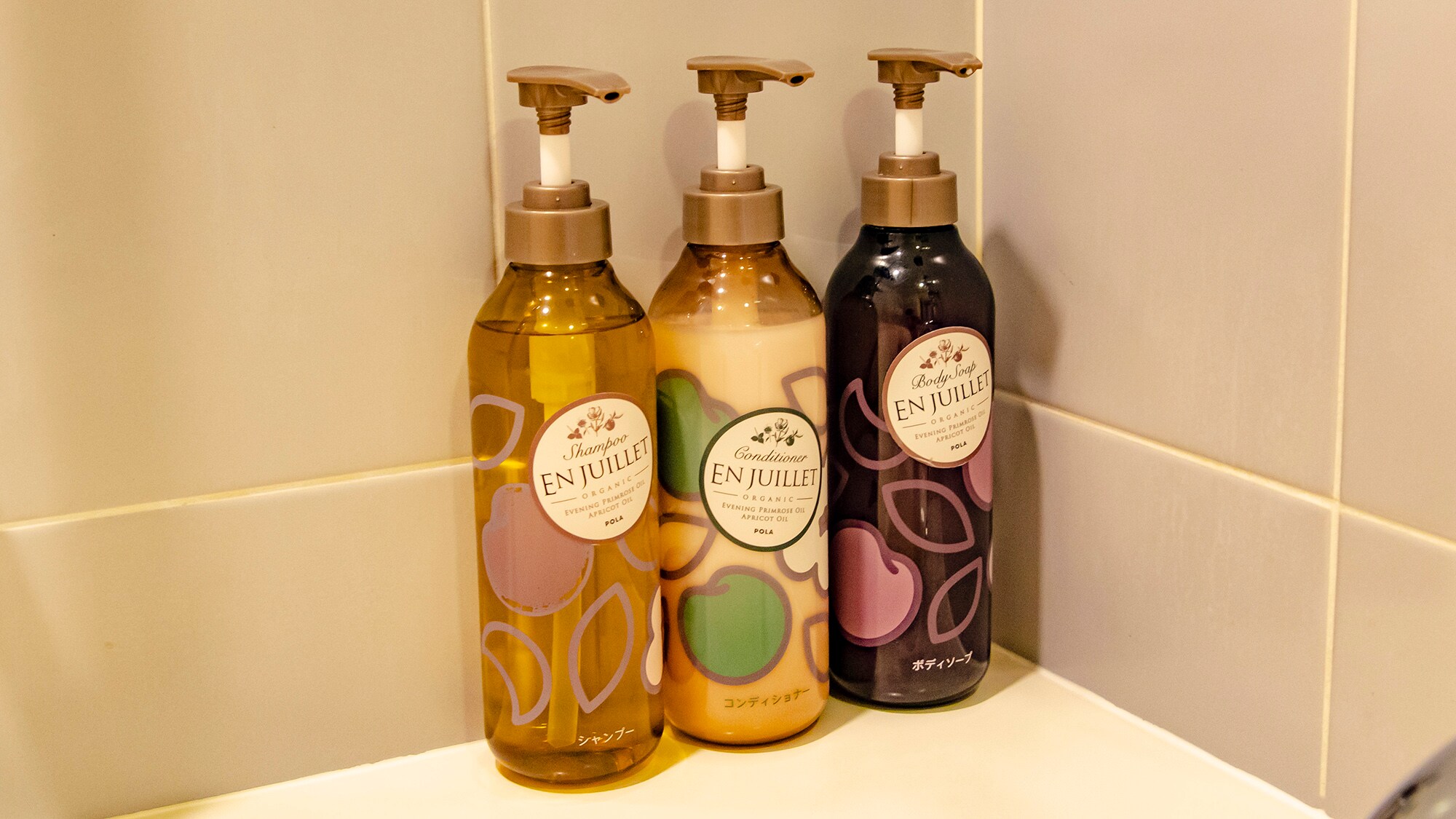 Deluxe Harbor View Room Bath amenities (POLA JUIER)