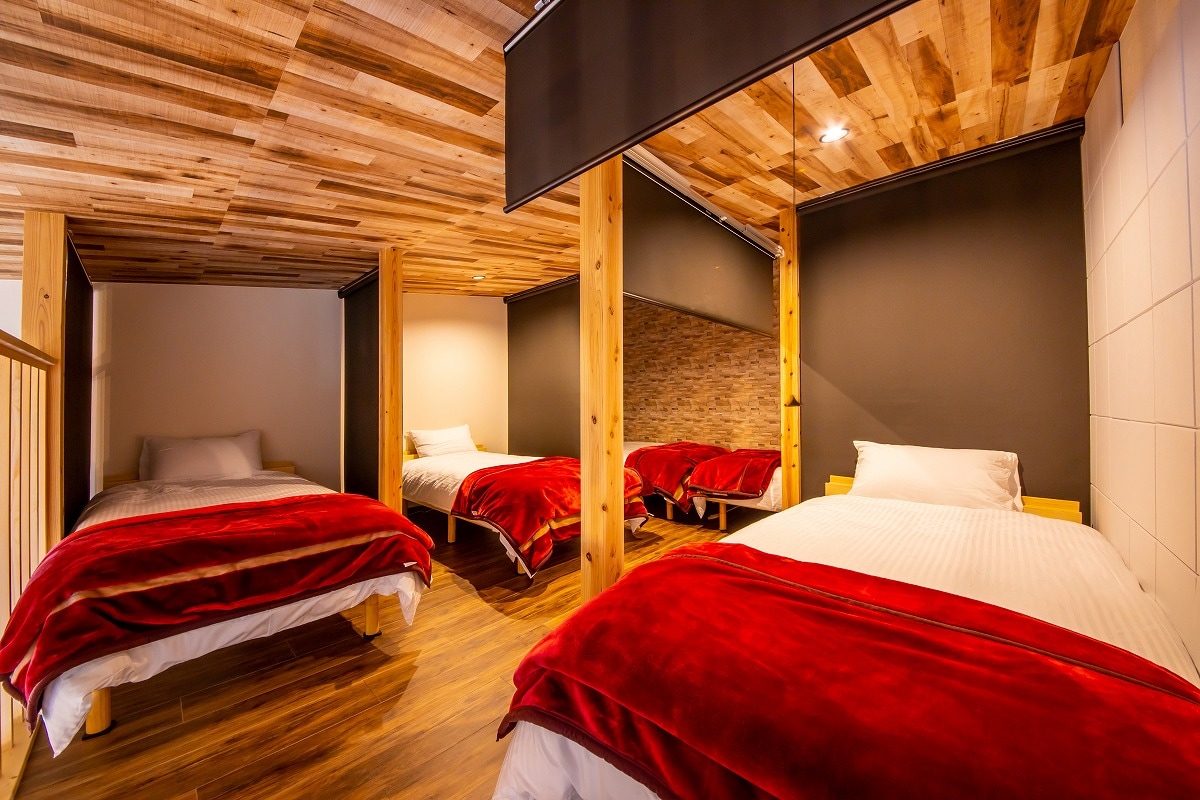 The beds can be separated by partitions.
