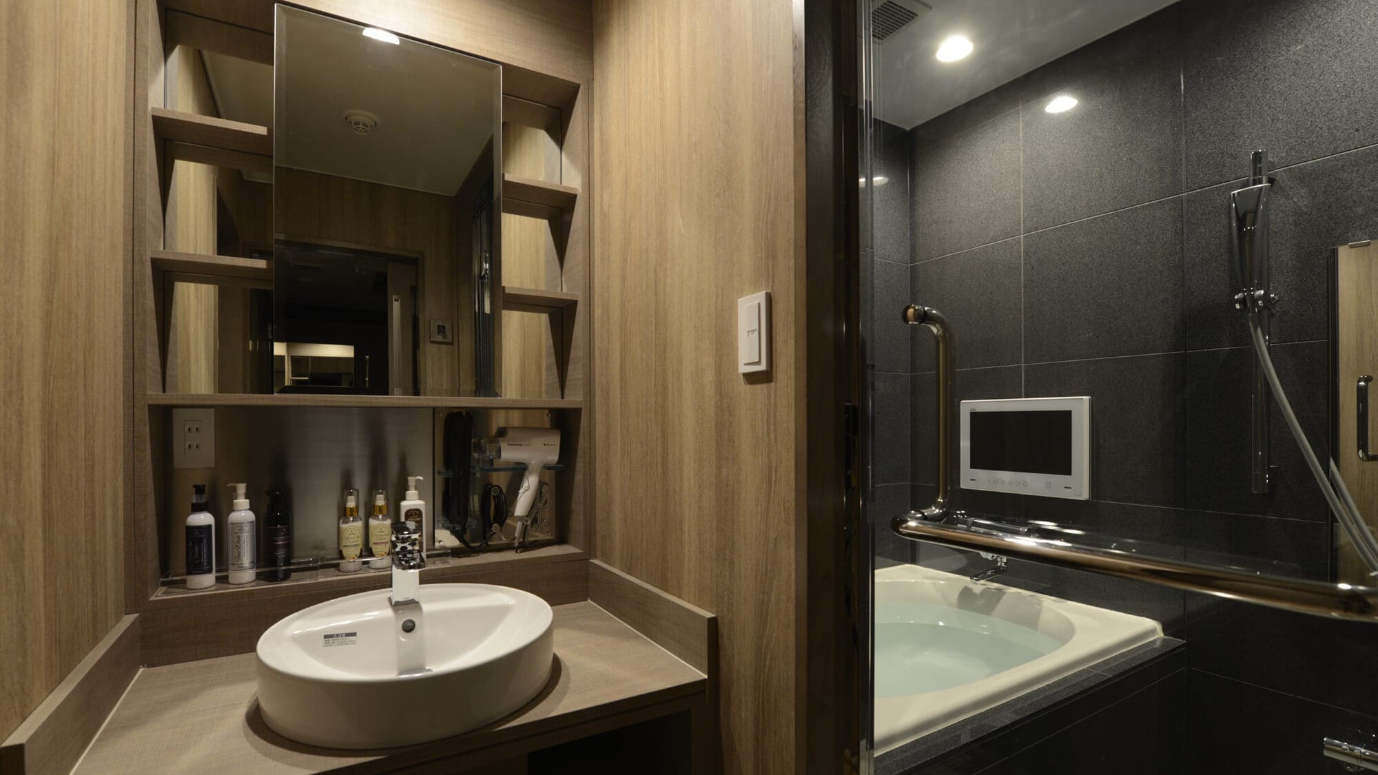 Superior Double Washstand & Bathroom