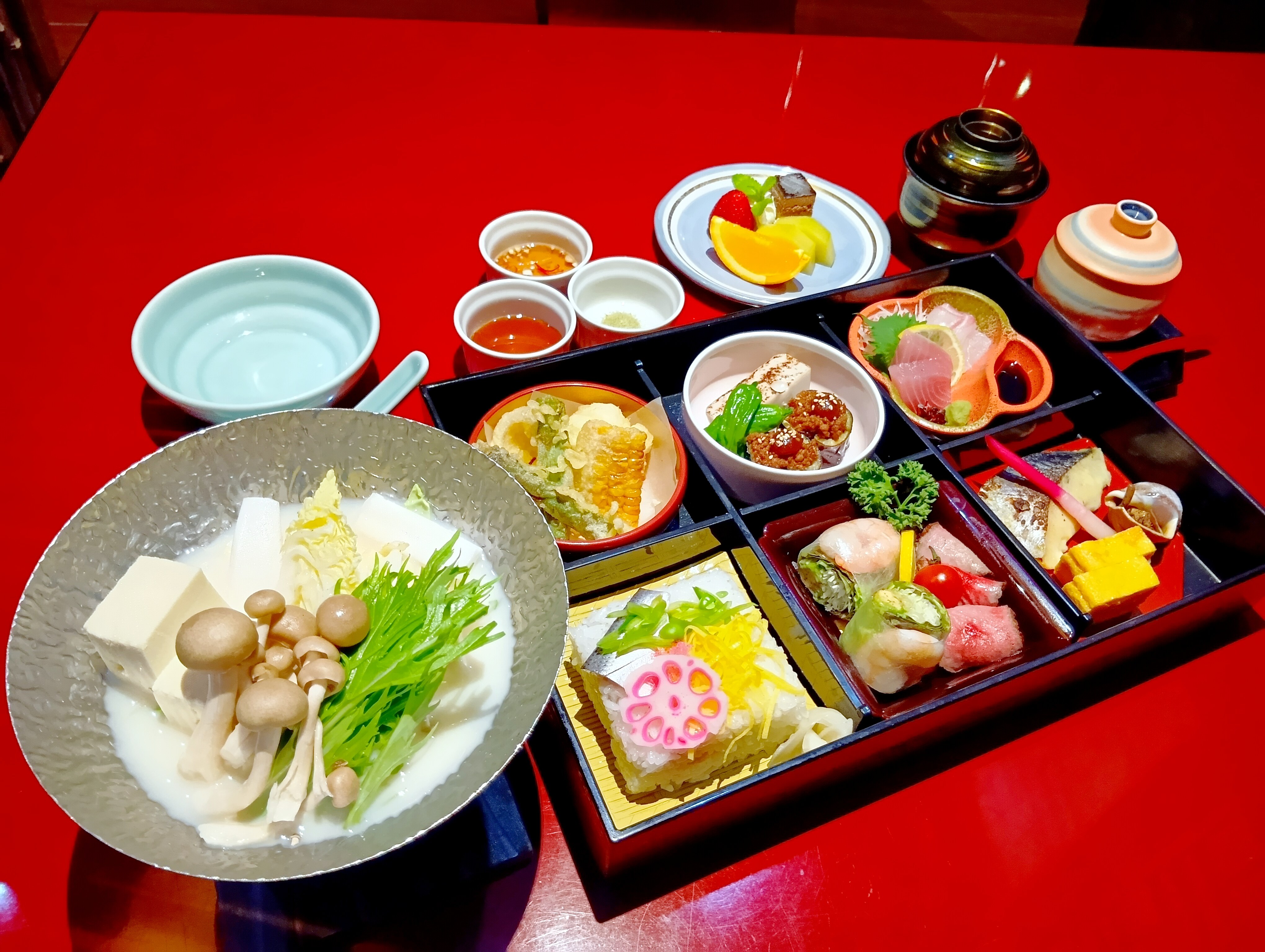 在您舒适的客房内享用时令怀石料理套餐。