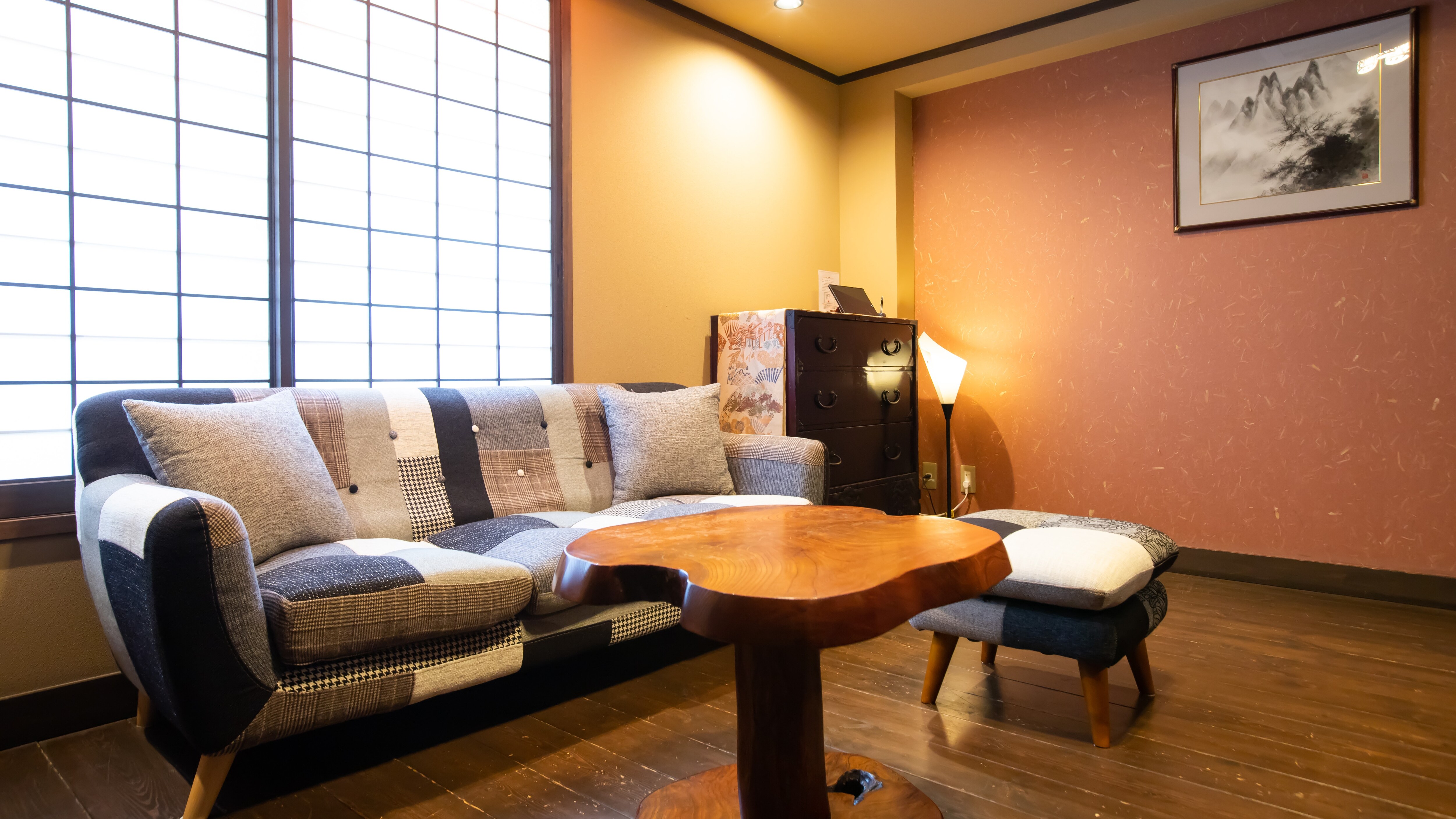 [Scarlet Turnip] A cute sofa stands out in the wooden-floored living room