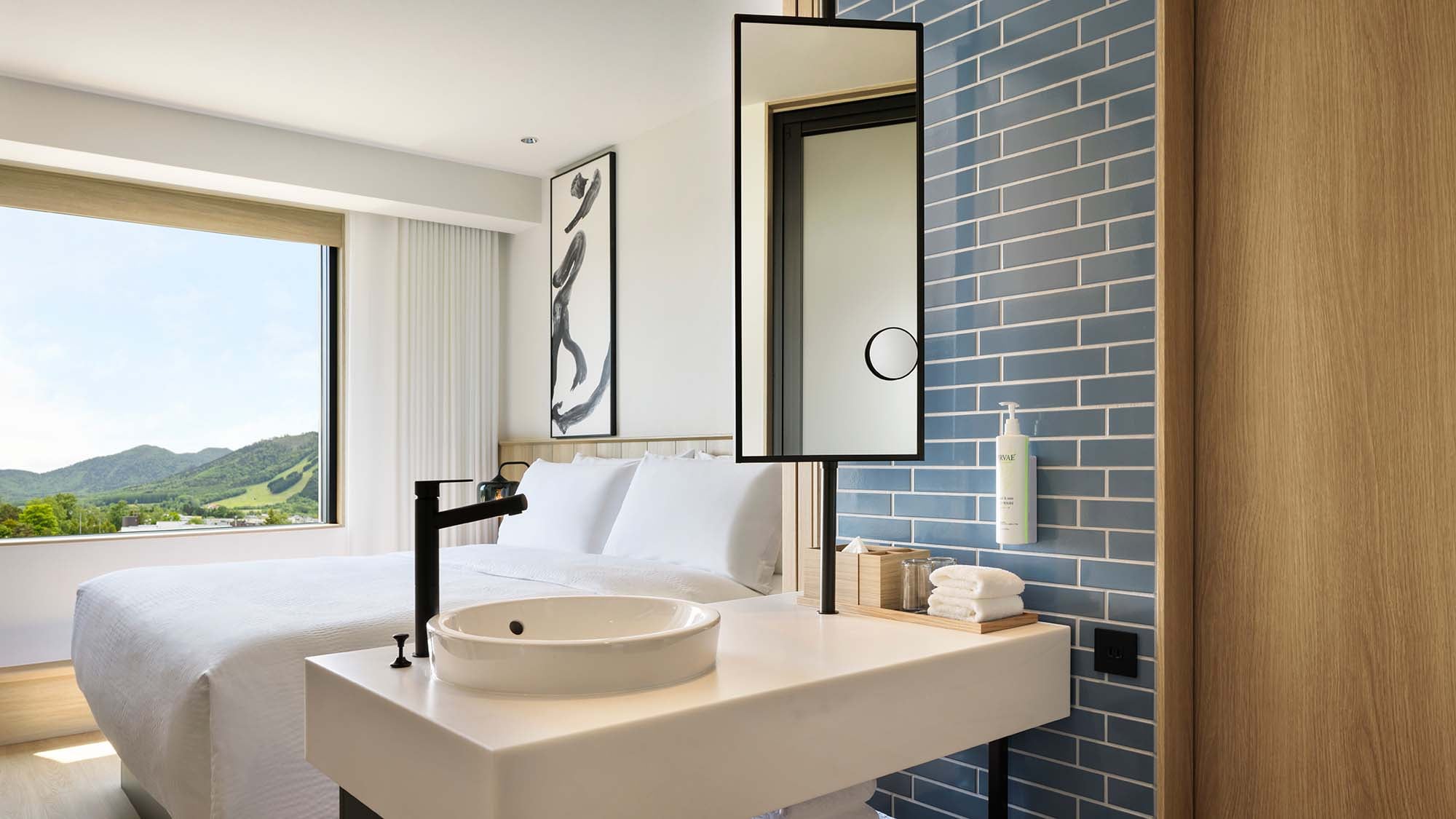 King room: 21 square meters, non-smoking, bed width 180 cm. Relax in a simple yet warm space.