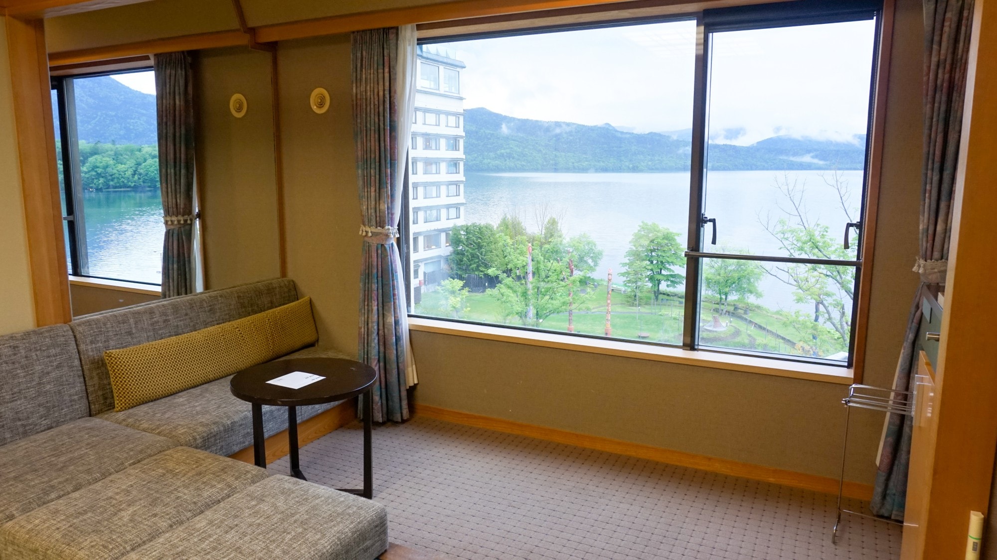 [Wings Building/Lake side] Japanese-style twin room/Enjoy the majestic Lake Akan spreading out in front of you (image)
