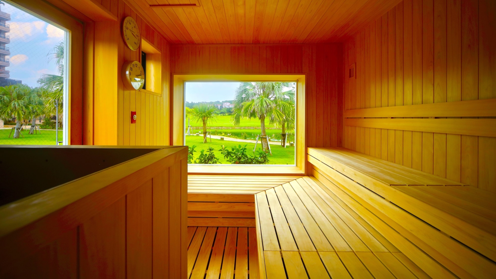【乾桑拿】位於Shigira Garden Pool池畔的三溫暖全年開放。