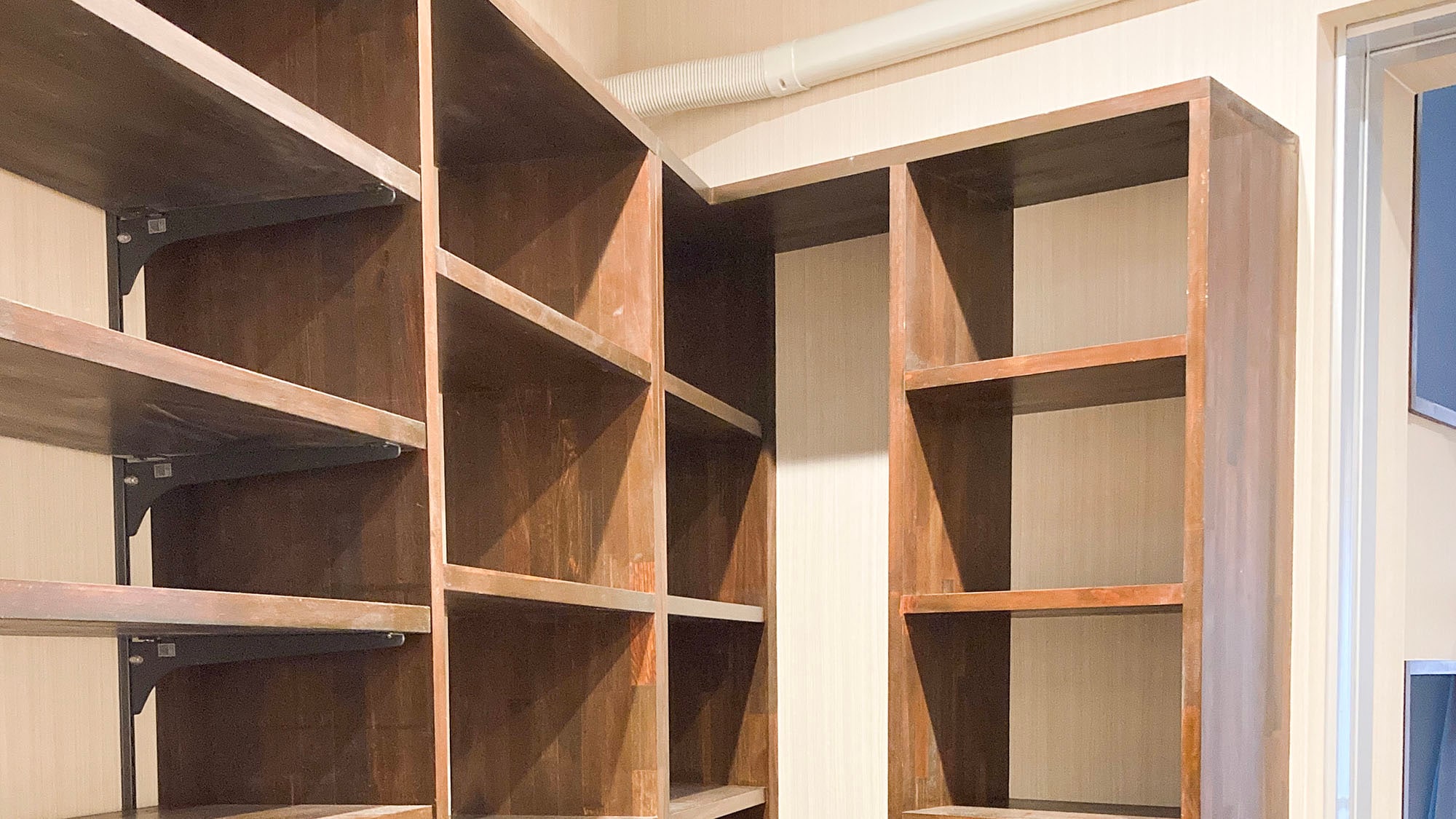 ・[Facilities] Please put your footwear on this shelf.