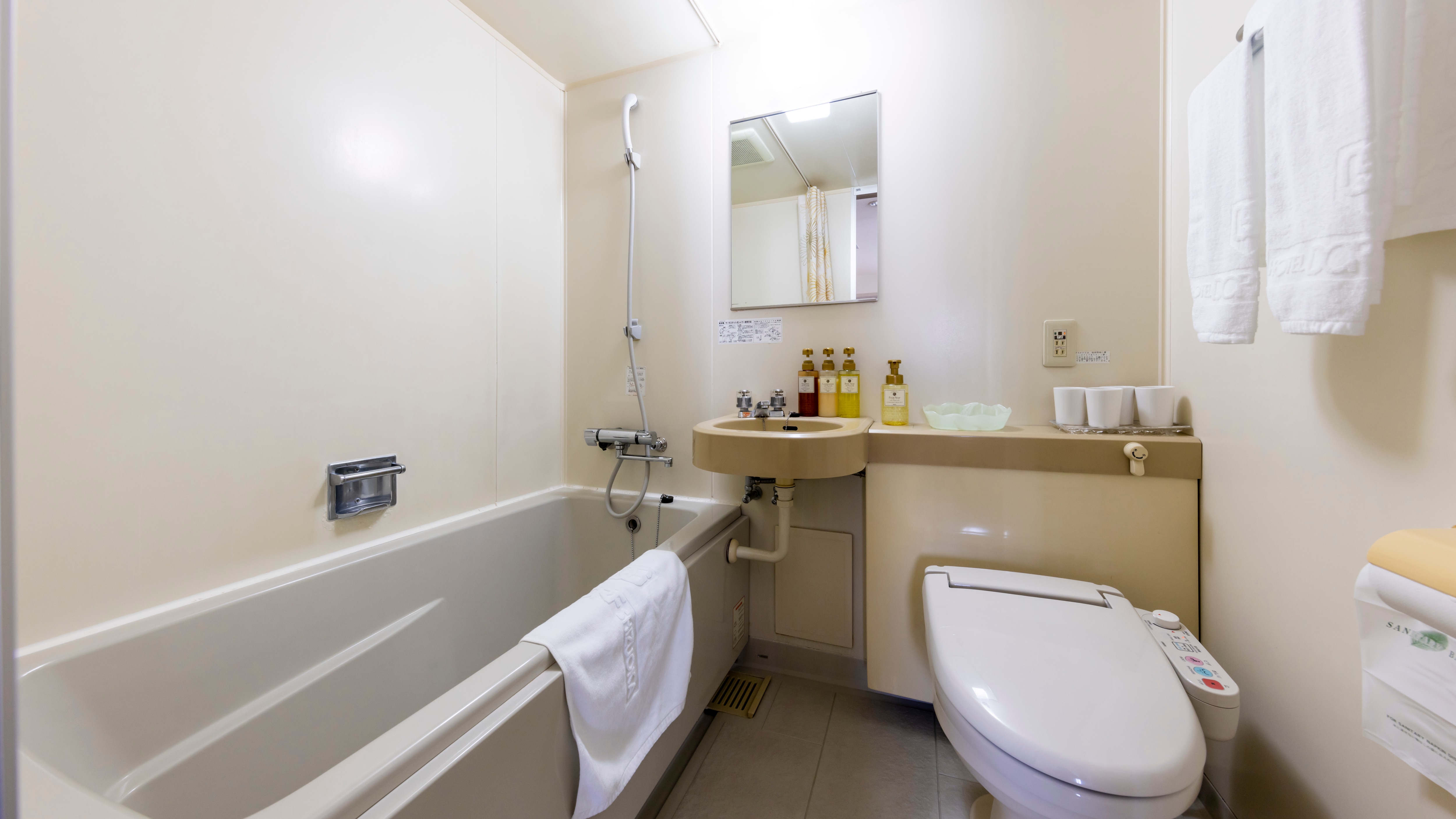 The unit bath in the twin room is spacious and you can stretch your legs!