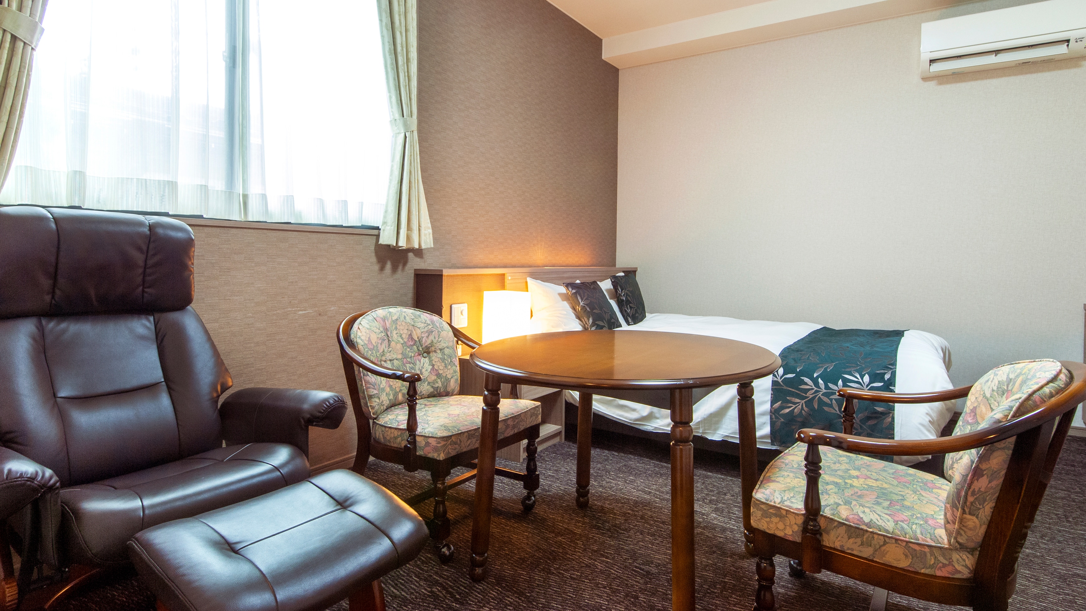 [Guest room 13.9 tatami mats] Double bedroom [Non-smoking] For 1 to 2 guests.