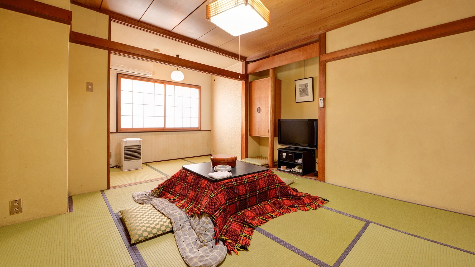*Example of an 8 tatami Japanese-style room/A kotatsu creates a relaxing space in the winter.