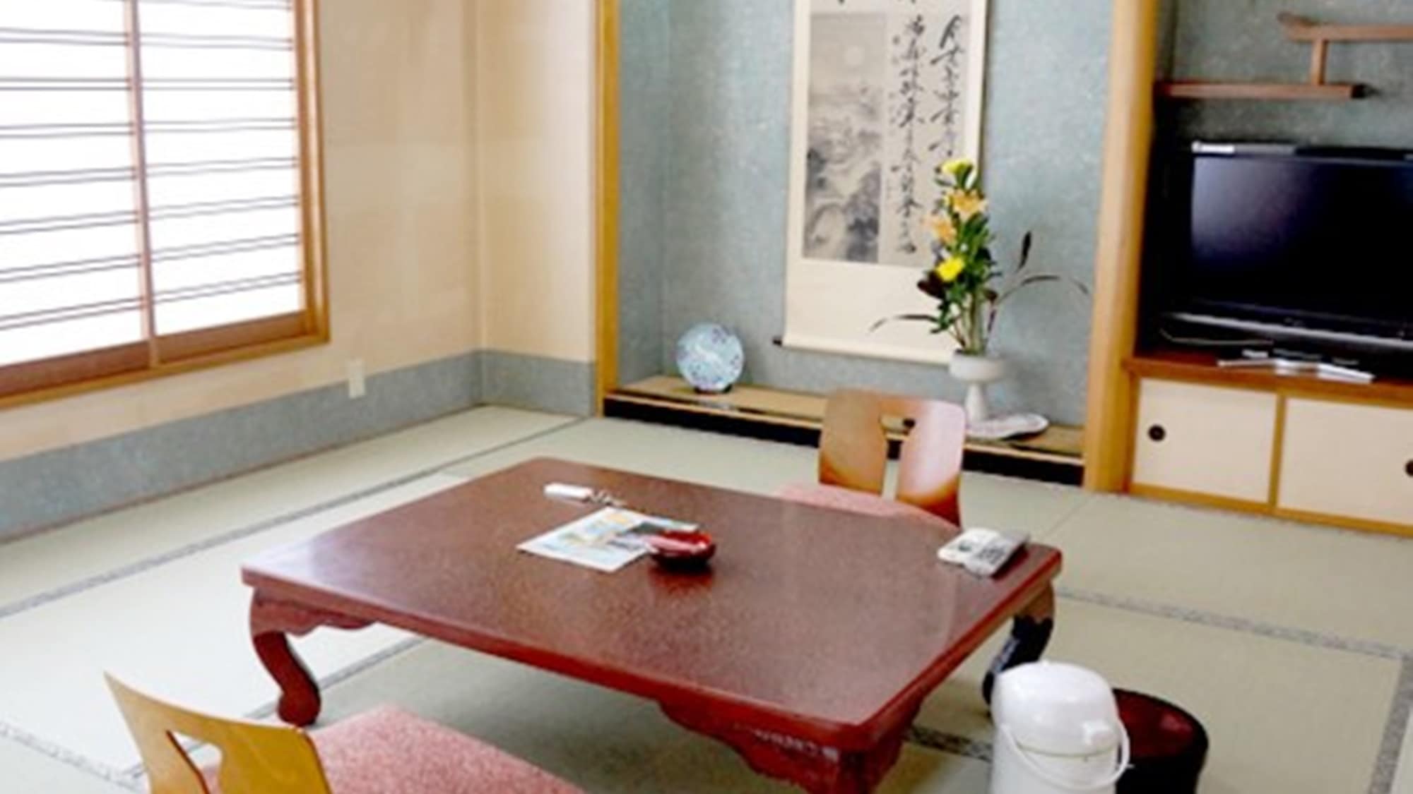 * Example of guest room / Japanese-style room 11.5 tatami mats, sunny room for 2 to 5 people.