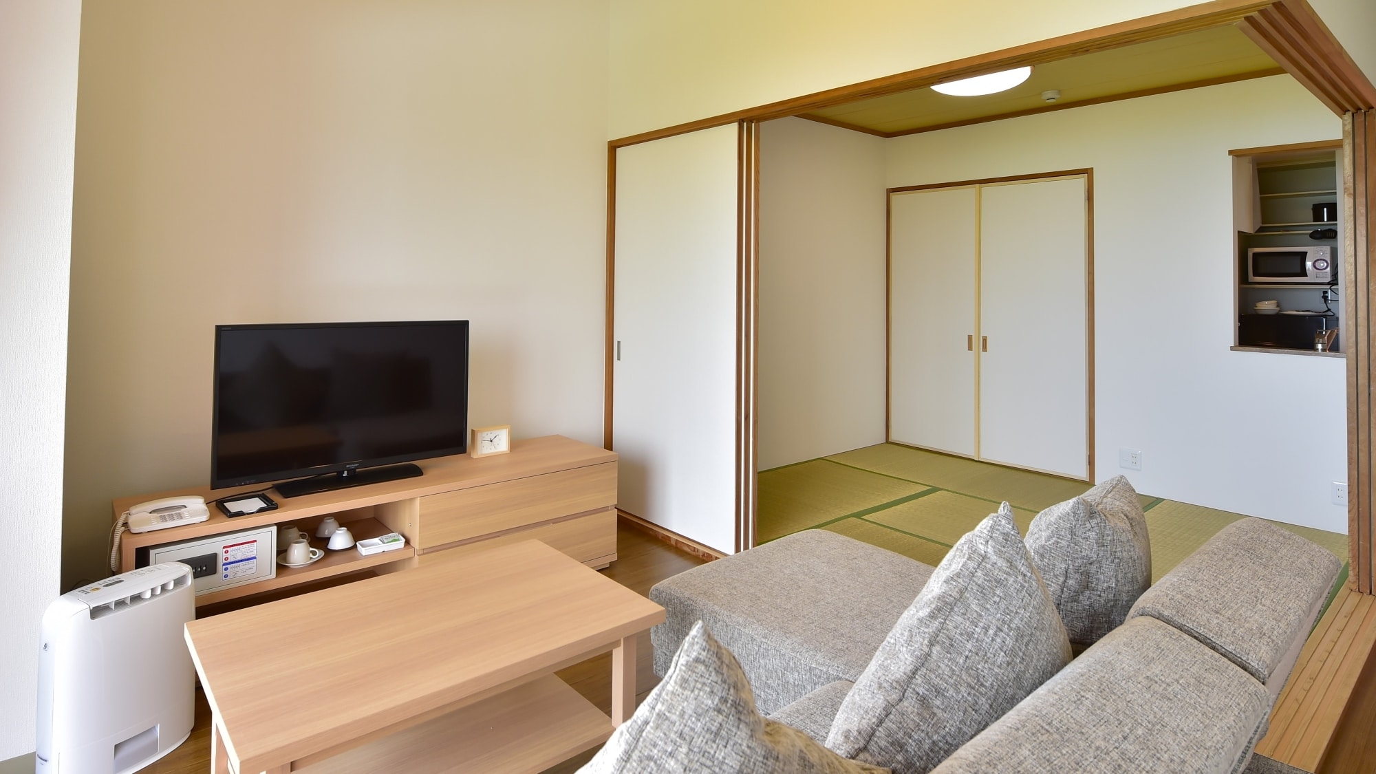 [Type A2 Japanese-Western Room] A relaxing space that feels like home, with a futon laid out in a Japanese-style room.