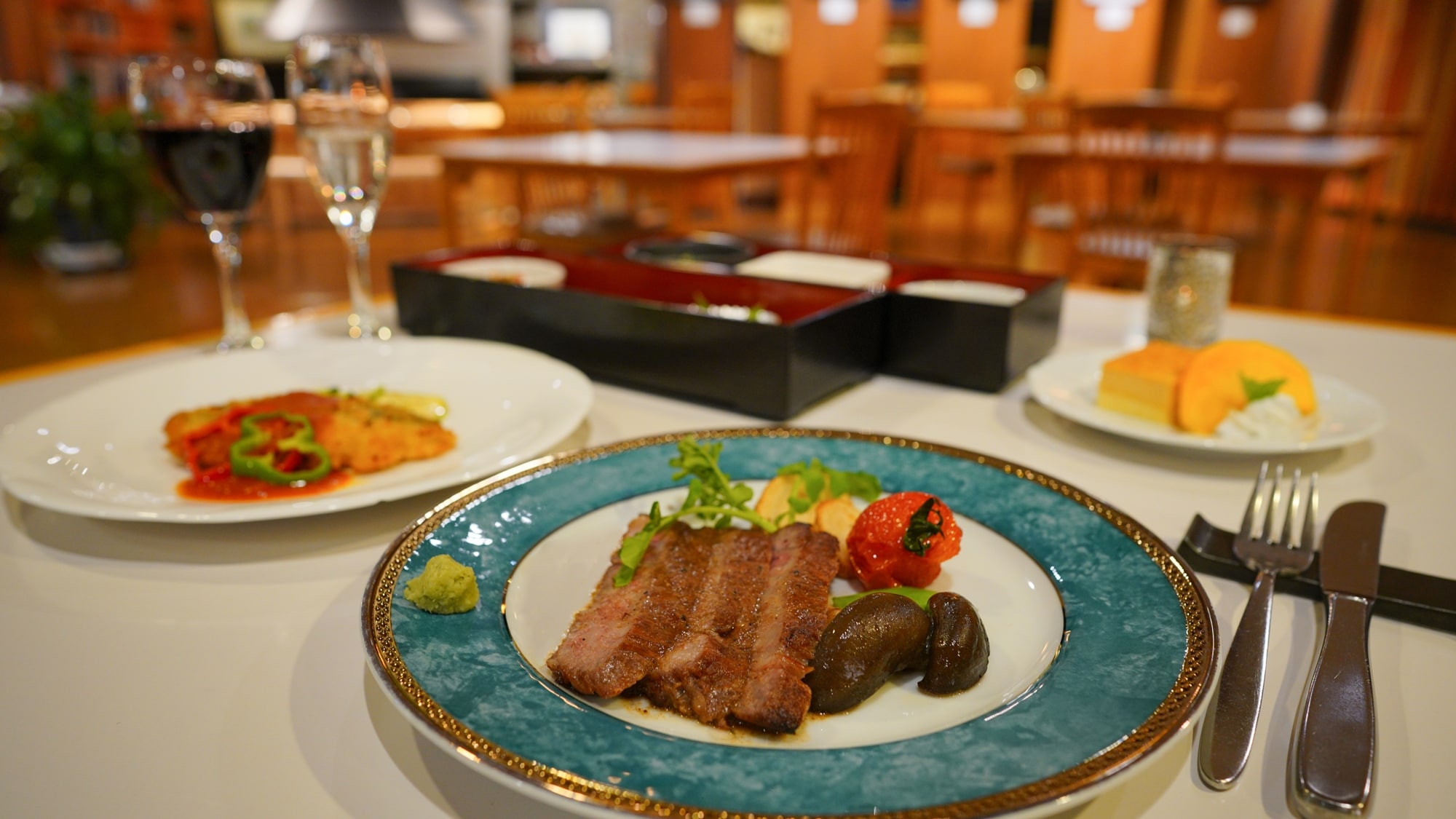 *[Dinner example] The chef will prepare a special dish for you. Enjoy it slowly with wine.