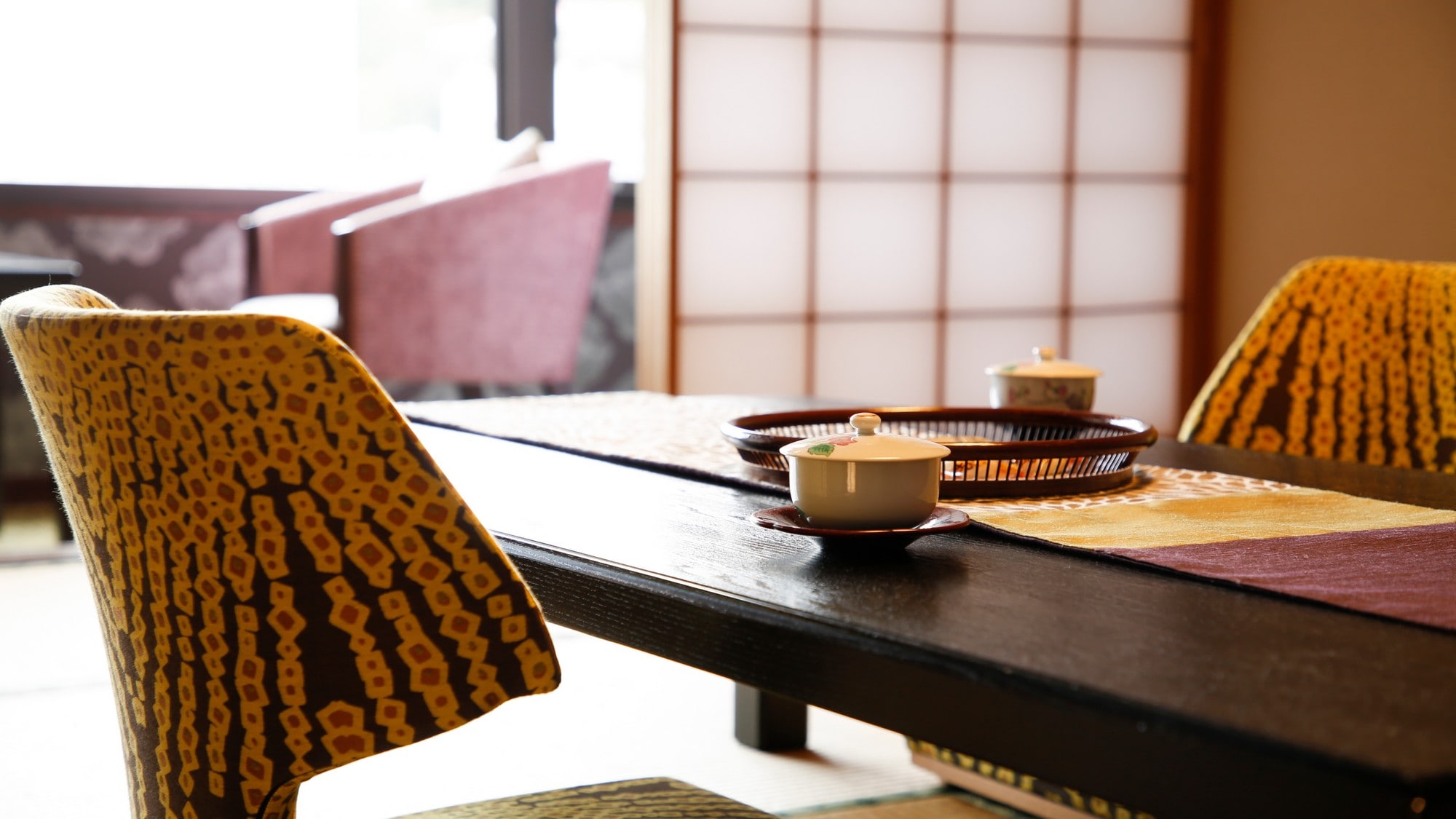 Izumo Concept ห้องสไตล์ญี่ปุ่น <Kaun-KAUN> สำหรับโต๊ะและเก้าอี้ เราเลือกใช้ลวดลายสีที่เข้ากับบรรยากาศของห้อง