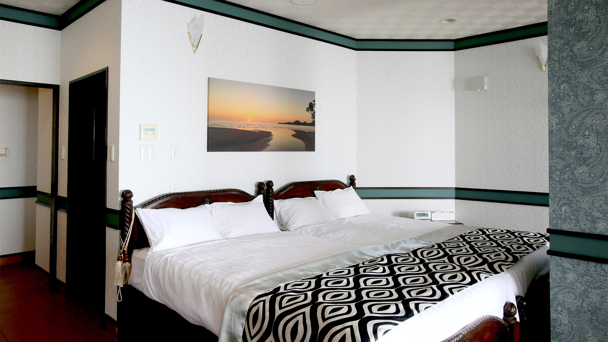 ・<Suite Room Murikabushi> There is one double bed and two semi-double beds.