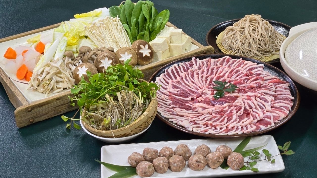 สุกี้เป็ดพะโล้เสิร์ฟพร้อมผักพื้นบ้านและผักชีฝรั่ง