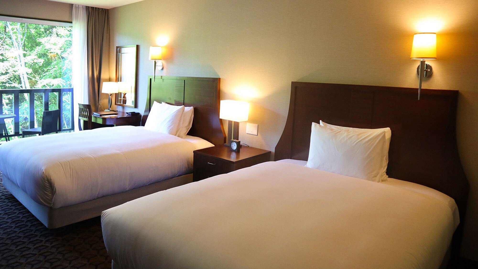 Mountaintop Suite (Twin) / 69.8㎡ / A luxurious room where you can relax in a classical setting