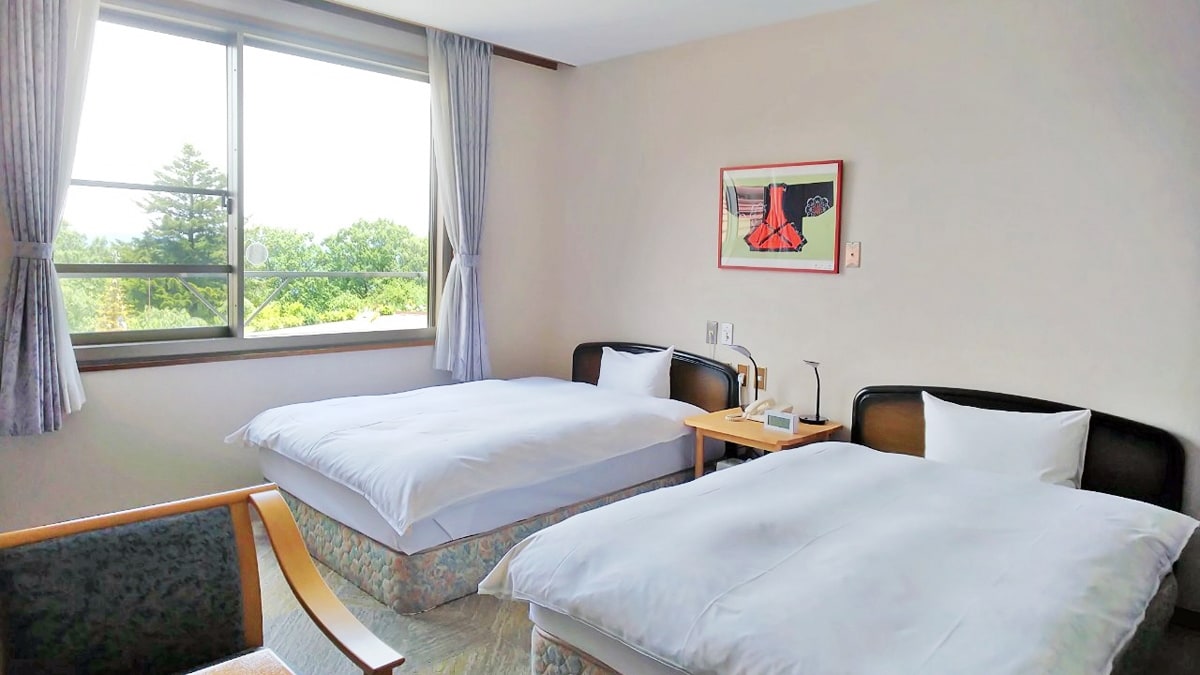[Western-style twin room] A room with a shower room and a barrier-free Western-style toilet.