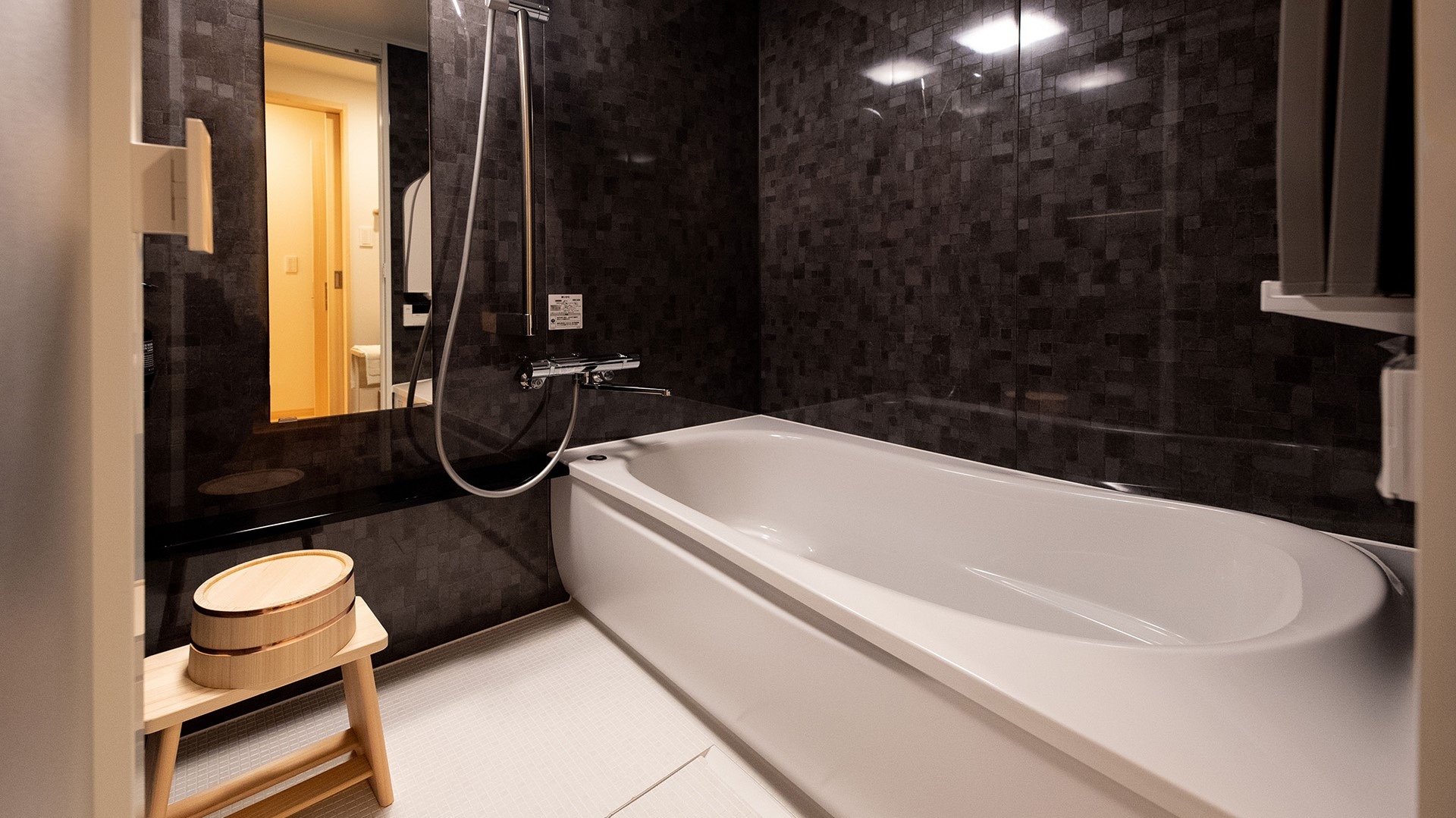 [Japanese-Western style room Hana (sold only on our website)] Stylish bathroom with black and white as the main theme. [This is not a hot spring]