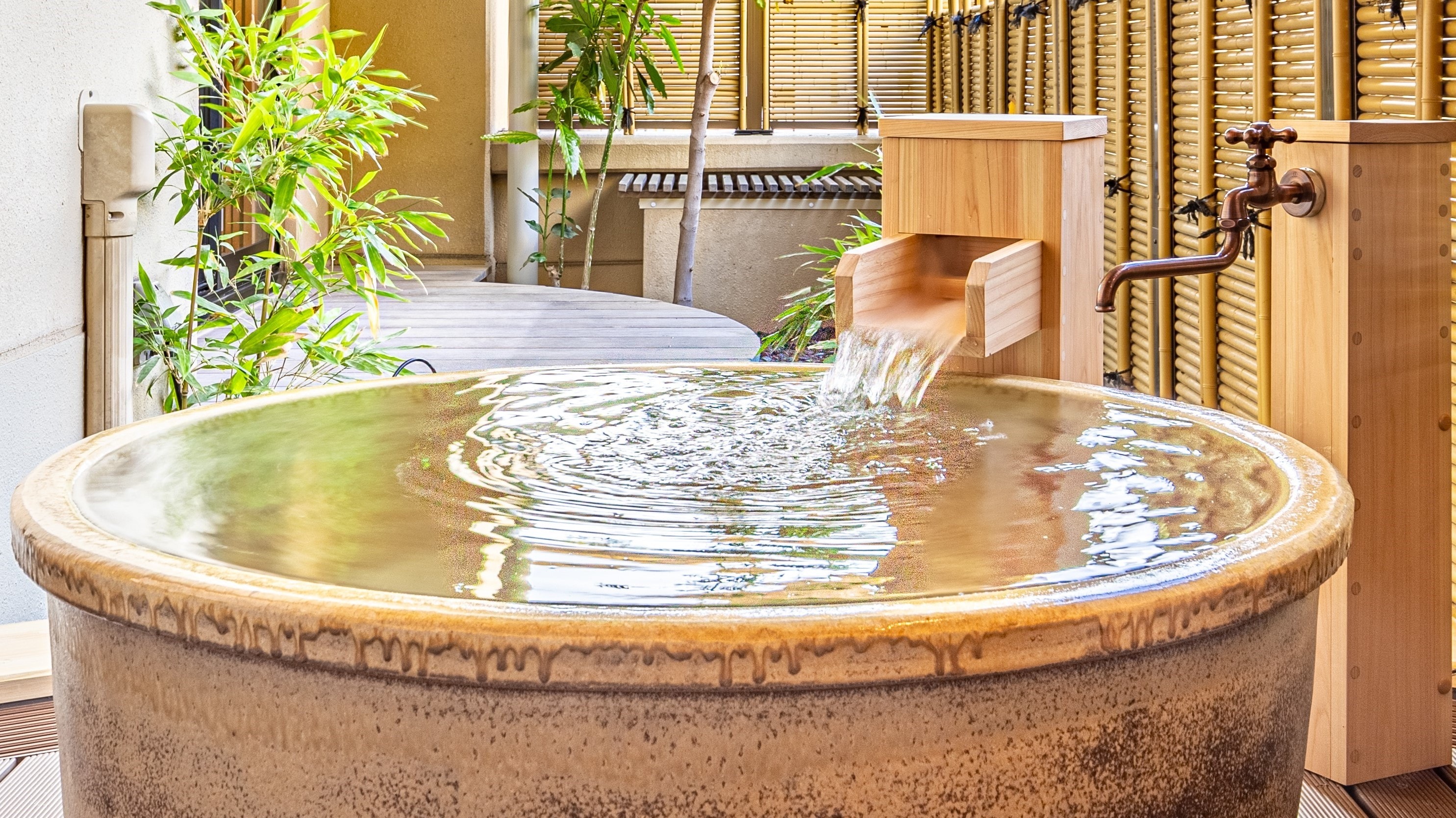 [Japanese-style room with open-air bath] With an open-air bath, you can enjoy the changing seasons at any time without hesitation.