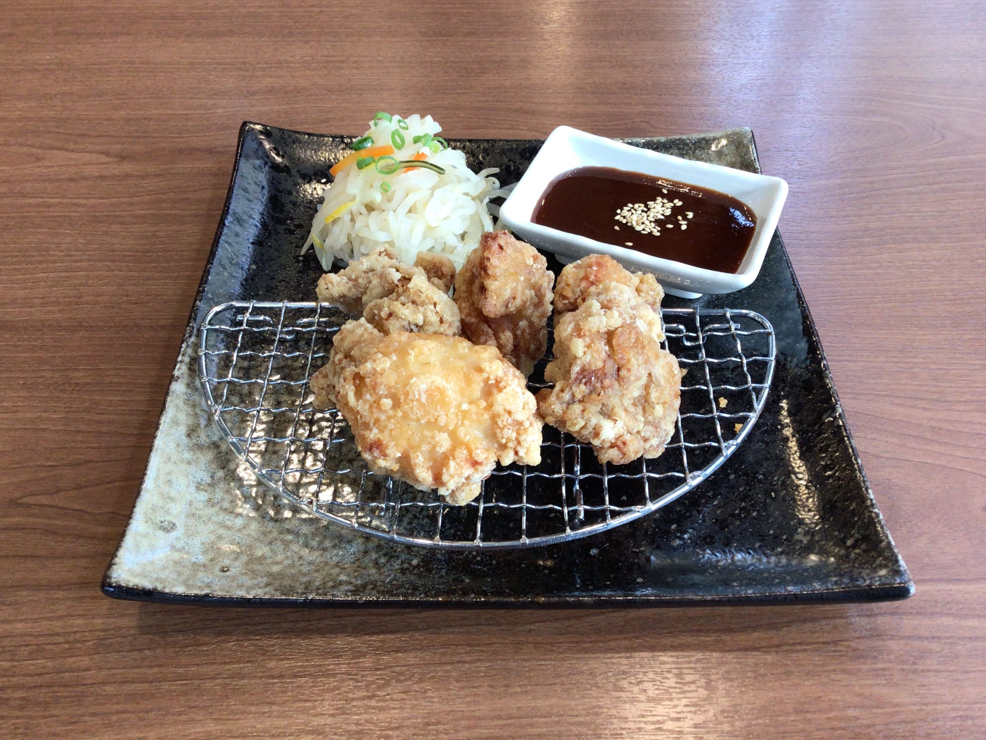 Ayam goreng (dengan nasi, mangkuk kecil, sup miso, dan acar)