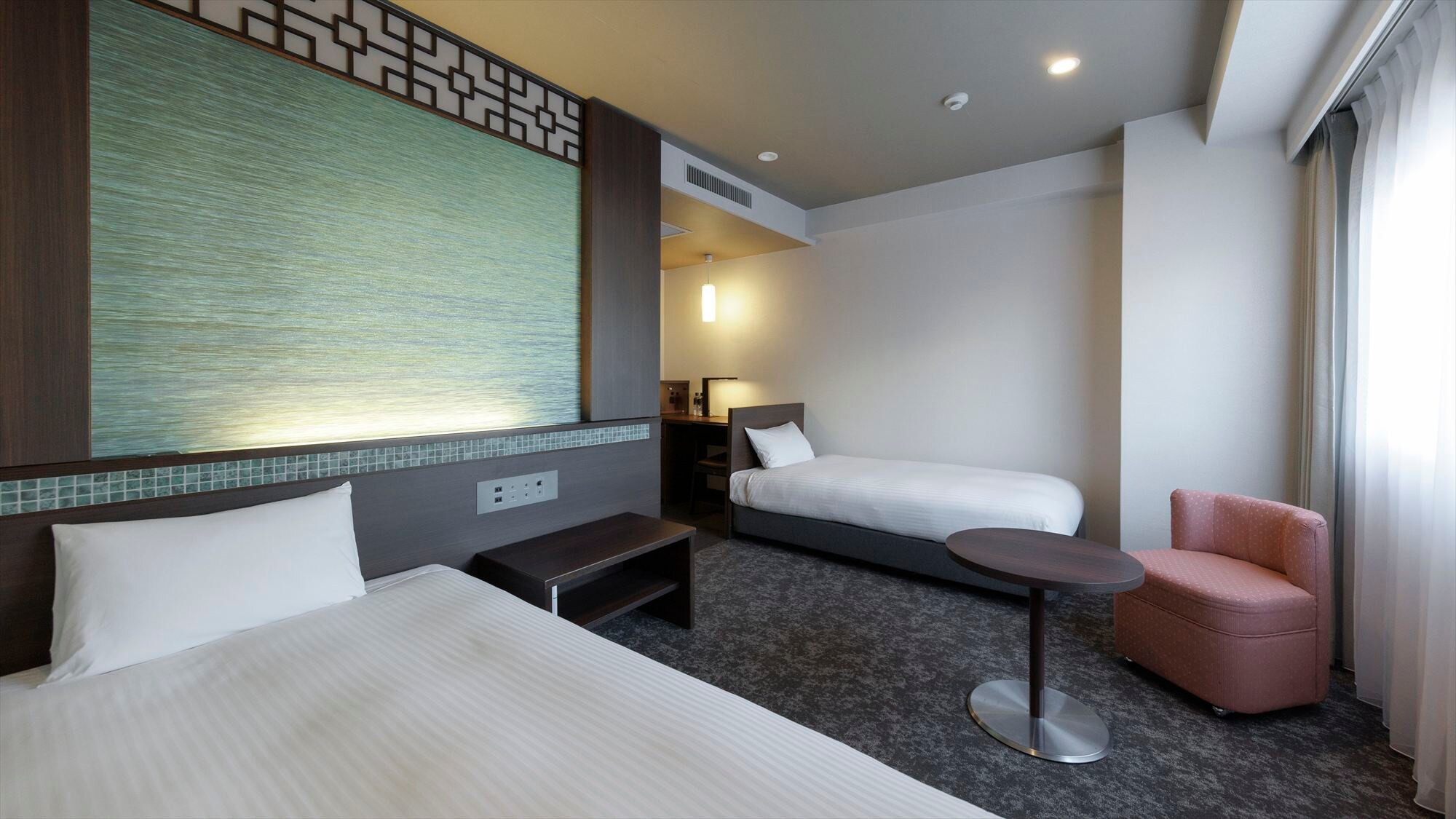 [Phòng đôi đa năng 26㎡] Phòng thân thiện với lối đi rộng rãi và đồ nội thất được sắp xếp cẩn thận