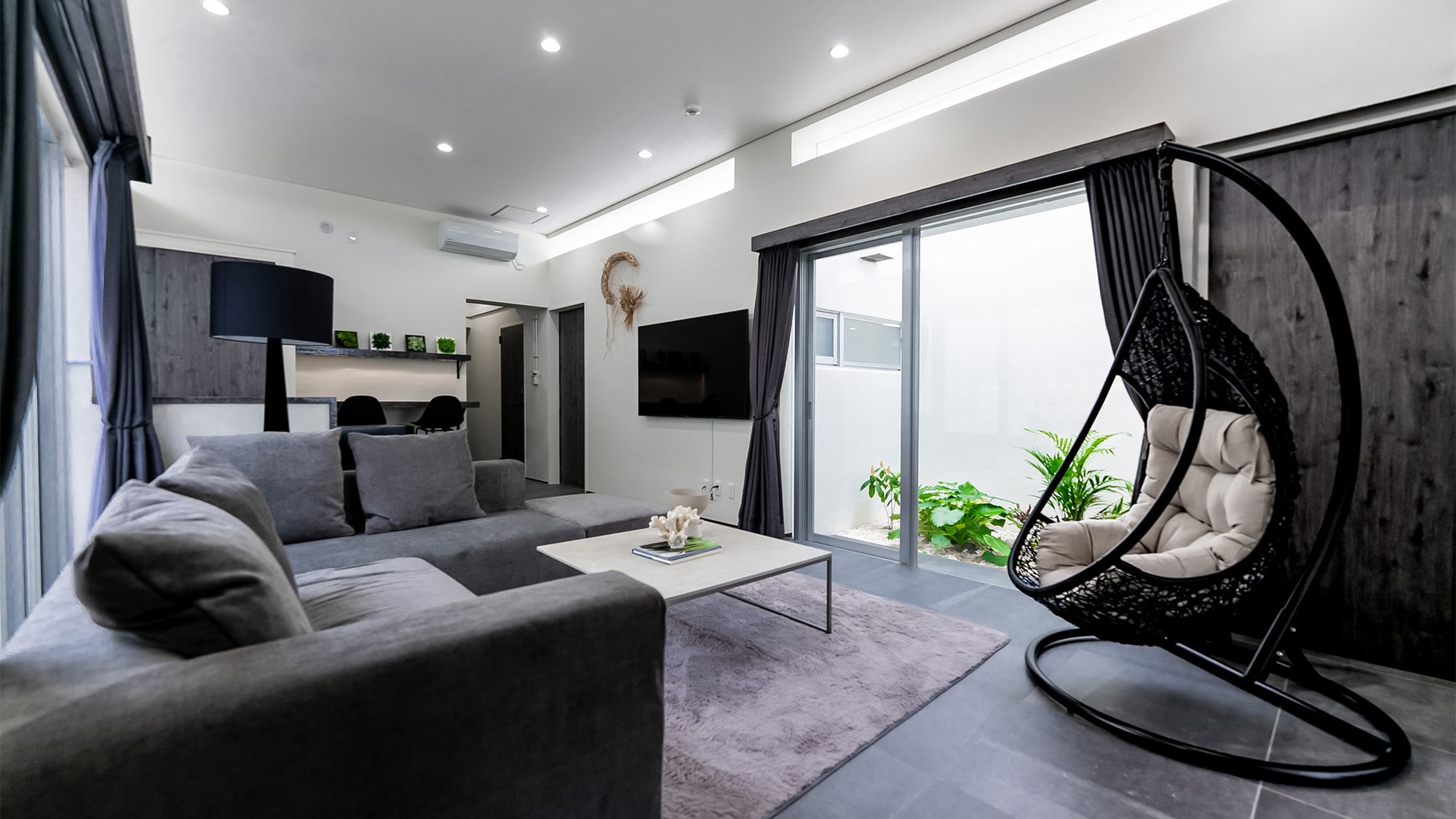 [Pool Villa] Living room - Video streaming services are available on the TV.