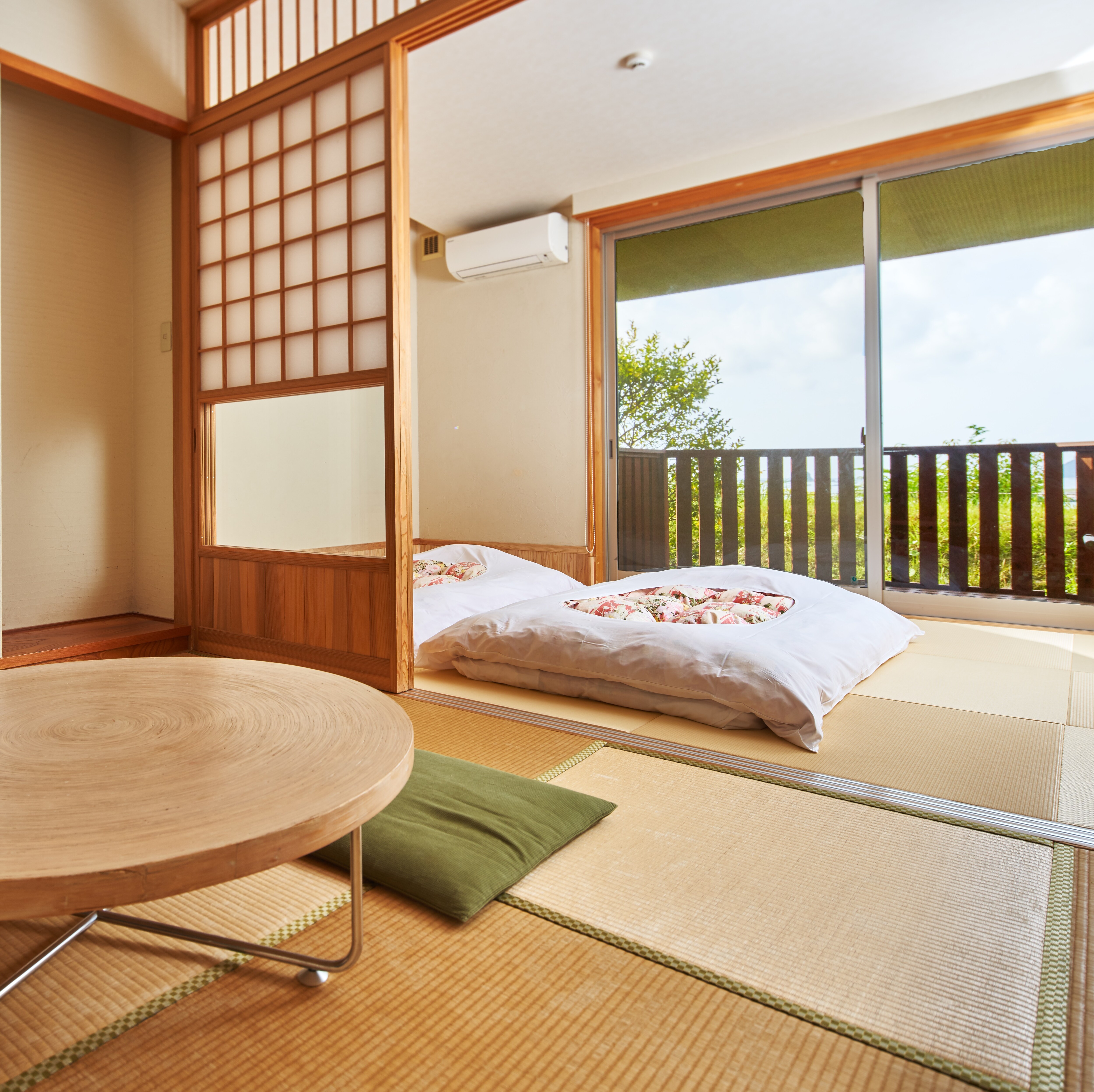 [Rooms in the hill annex with a view of the sea] ◆ Coral ◆ The largest room with bright white diatomaceous earth.
