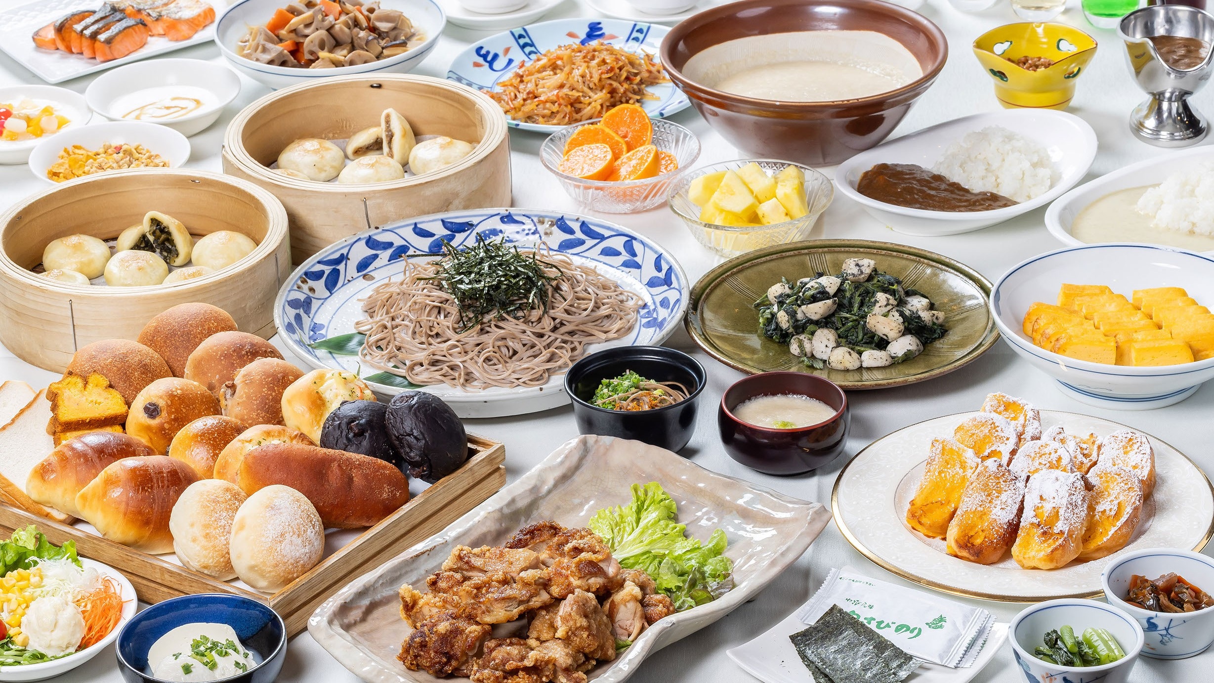 和洋の多彩なメニューが並ぶ朝食ビュッフェ