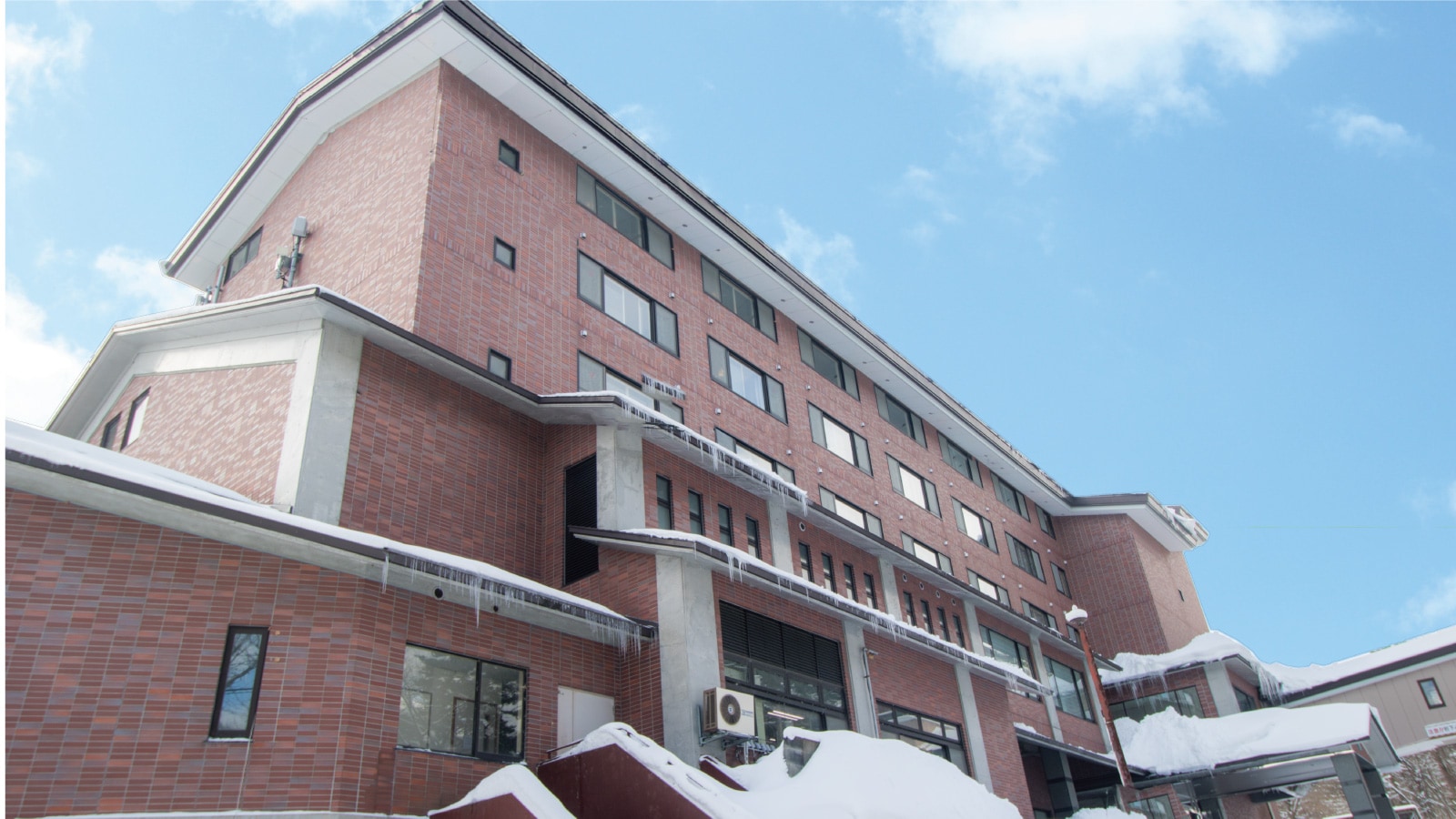 Located on the slopes of Mt. Aizu Bandai, it overlooks Lake Inawashiro. It is adjacent to the slopes so you can enjoy skiing and snowboarding to your heart's content.