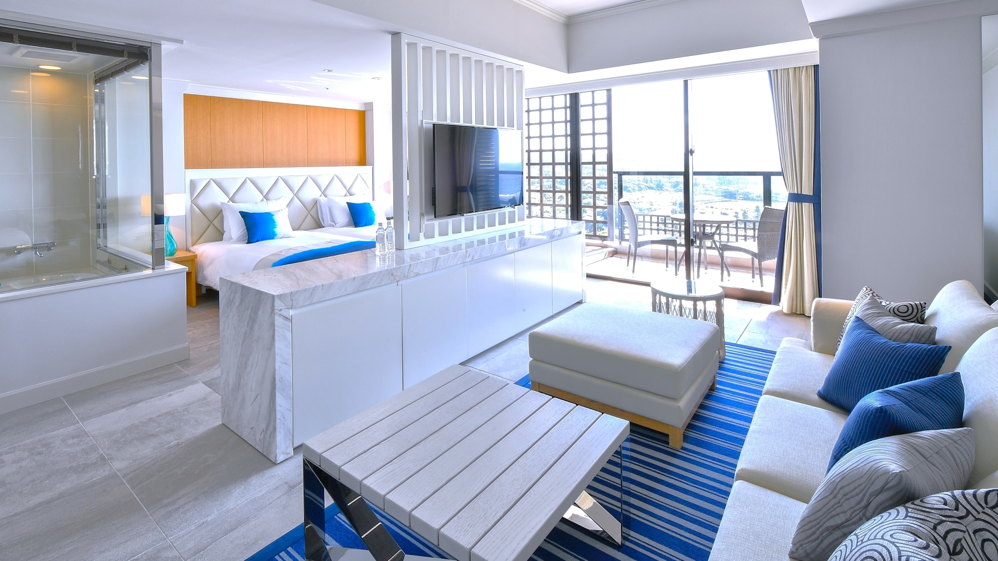 [Bayside/Superior Room (51 sqm/5th-8th floors) <Sunset View>] Spacious room