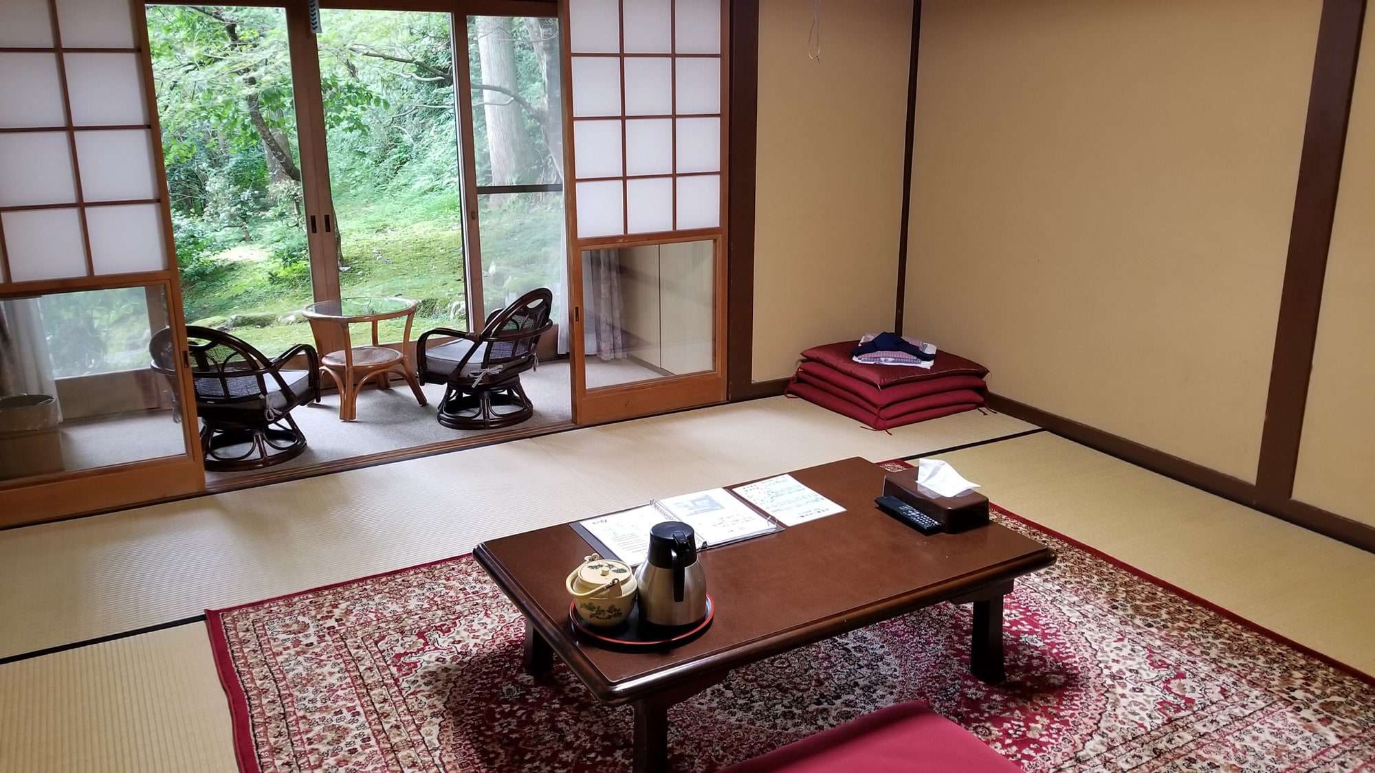 * [房間] 傳統的榻榻米房間。部分客房俯瞰庭院。