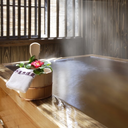 ห้องพักทุกห้องมีห้องอาบน้ำพุร้อนแบบเปิดโล่ง! บ่อน้ำพุร้อนชื่อดังของไค "มากิออนเซ็น" เป็นบ่อน้ำพุร้อนในหมู่บ้านบนภูเขา Yuizuru