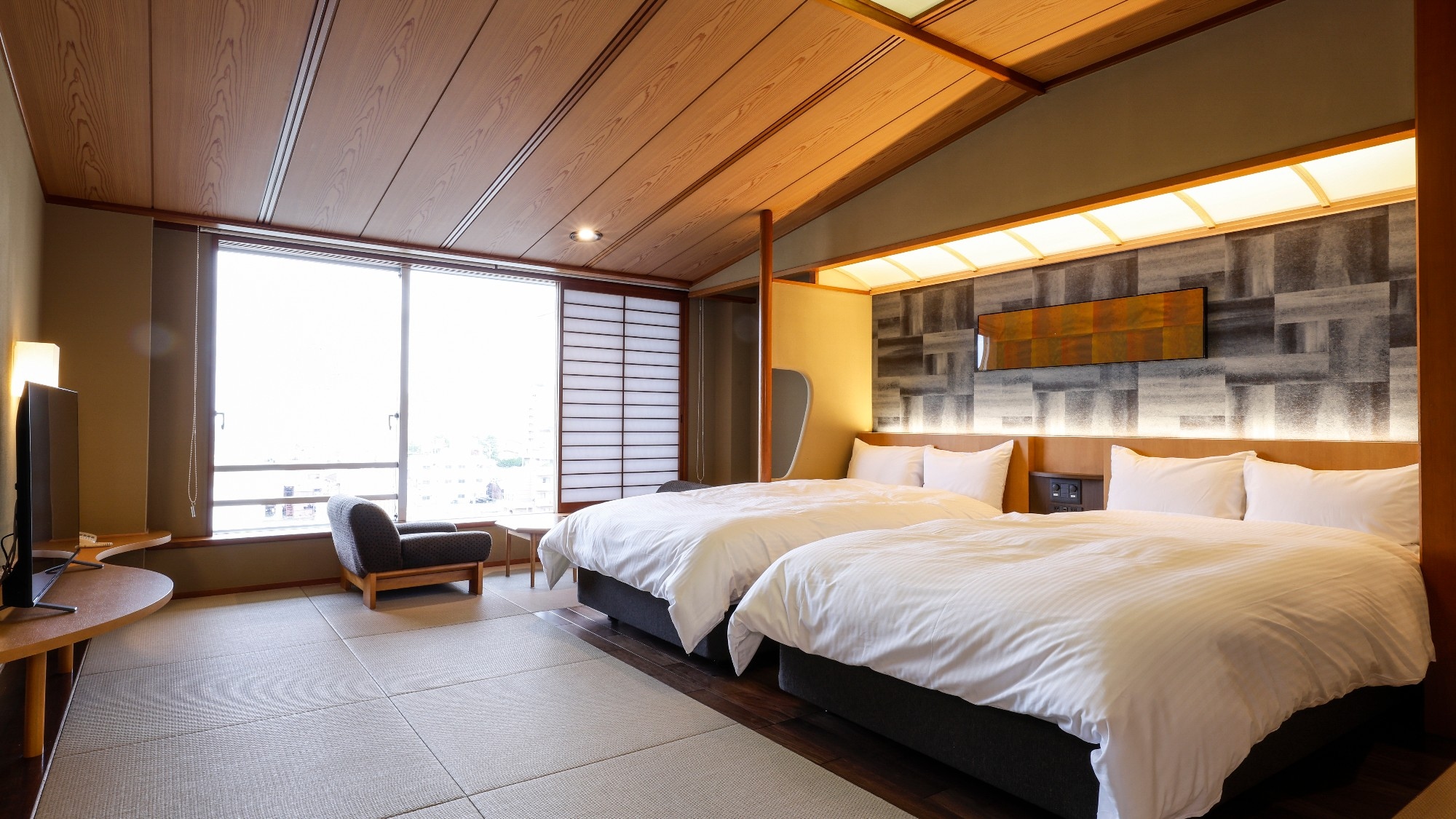 [Comfort Japanese-Western room with bed] Light comes in from the large window during the day