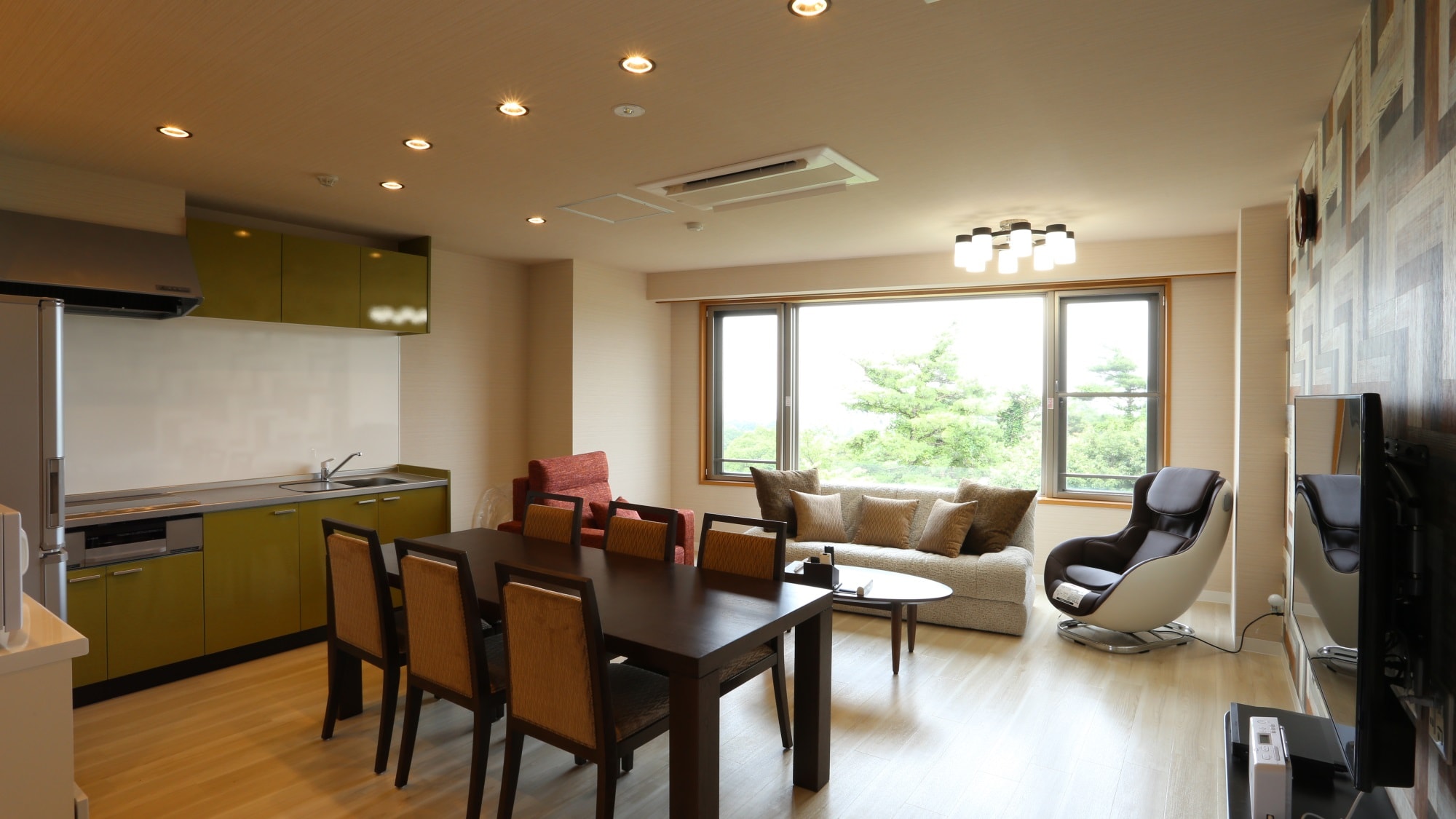 [Example of a Deluxe Room] The room is fully furnished with a refrigerator and massage chair.