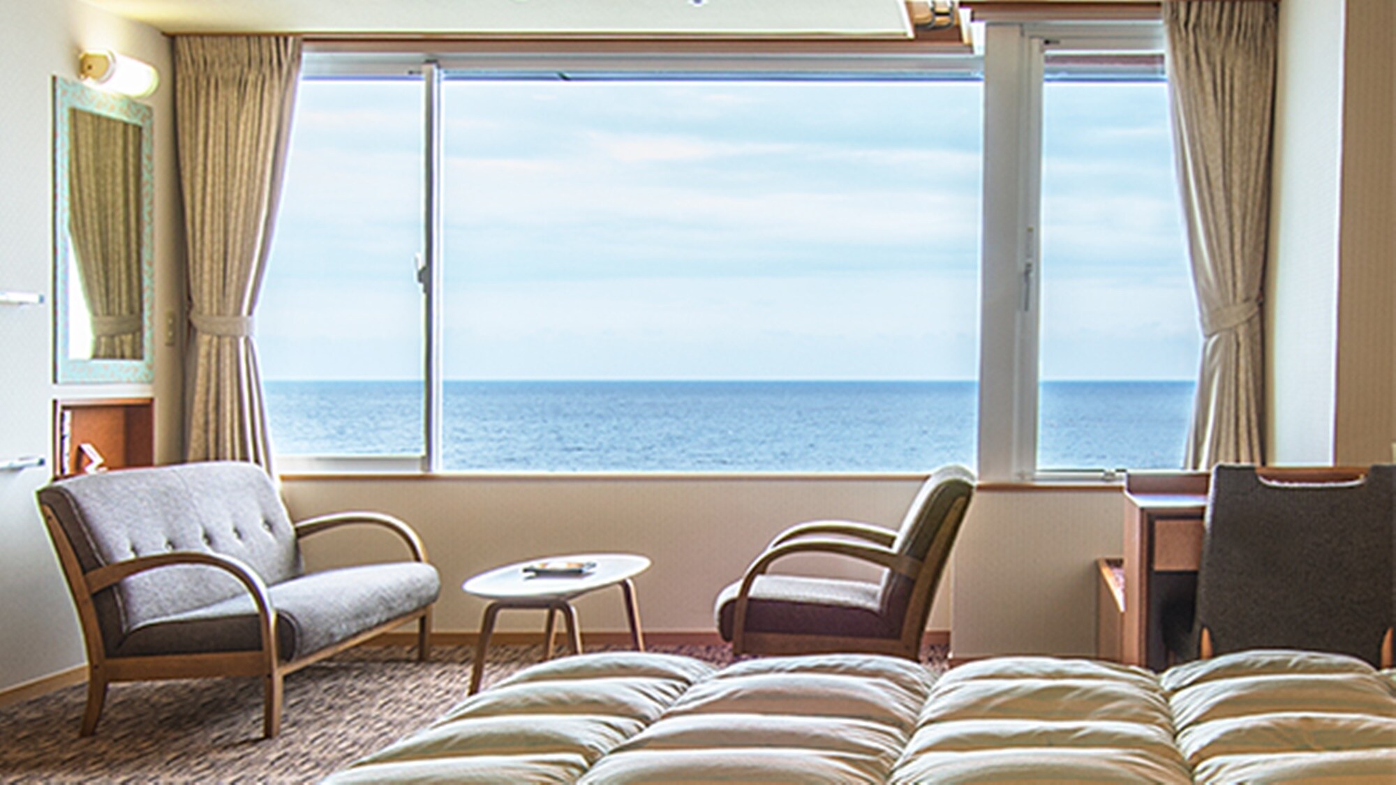 *Kamar Standard Twin/Luas 33 meter persegi. Anda dapat melihat laut dari jendela besar.