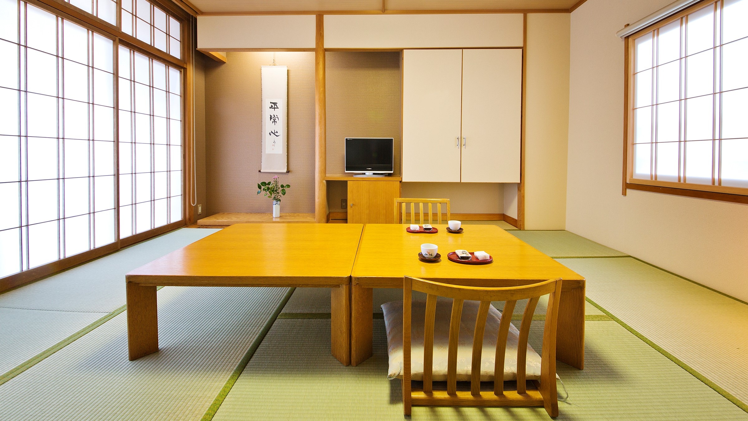 [Town side 10 tatami mats-non-smoking Japanese-style room] Value-for-money room