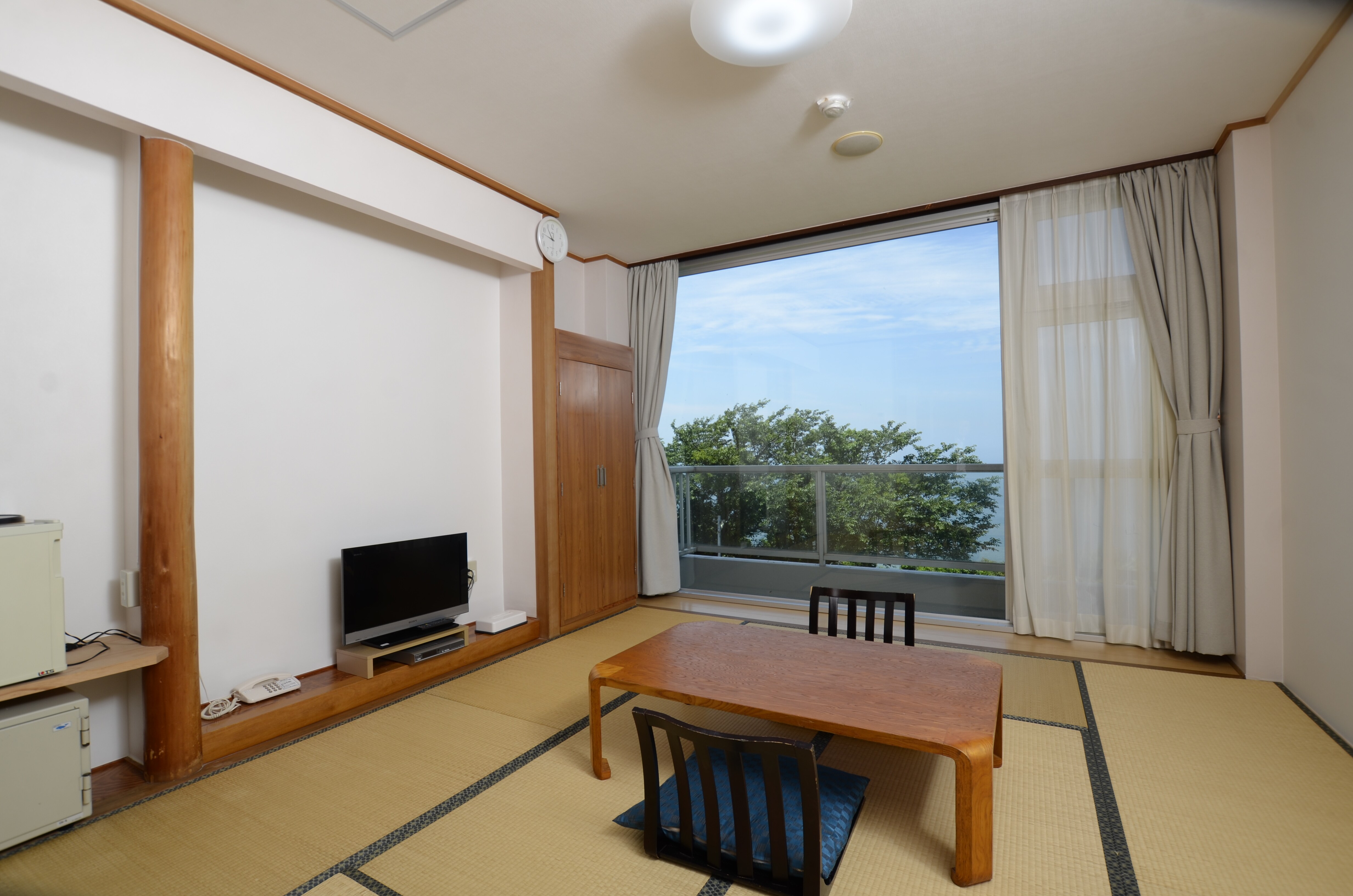 Ocean-facing Japanese-style room (3-person room)