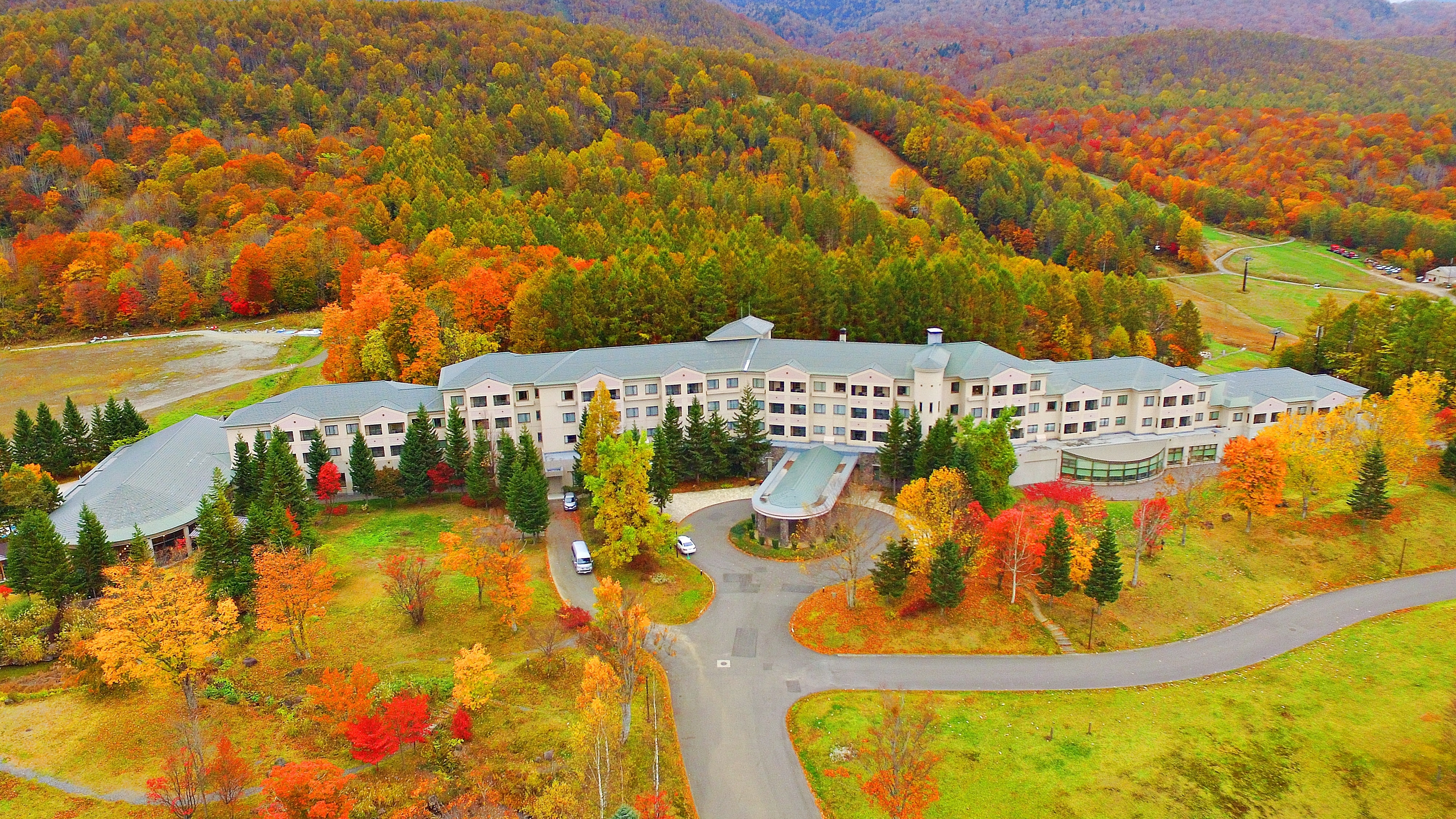 [Exterior] A brightly dyed autumn hotel