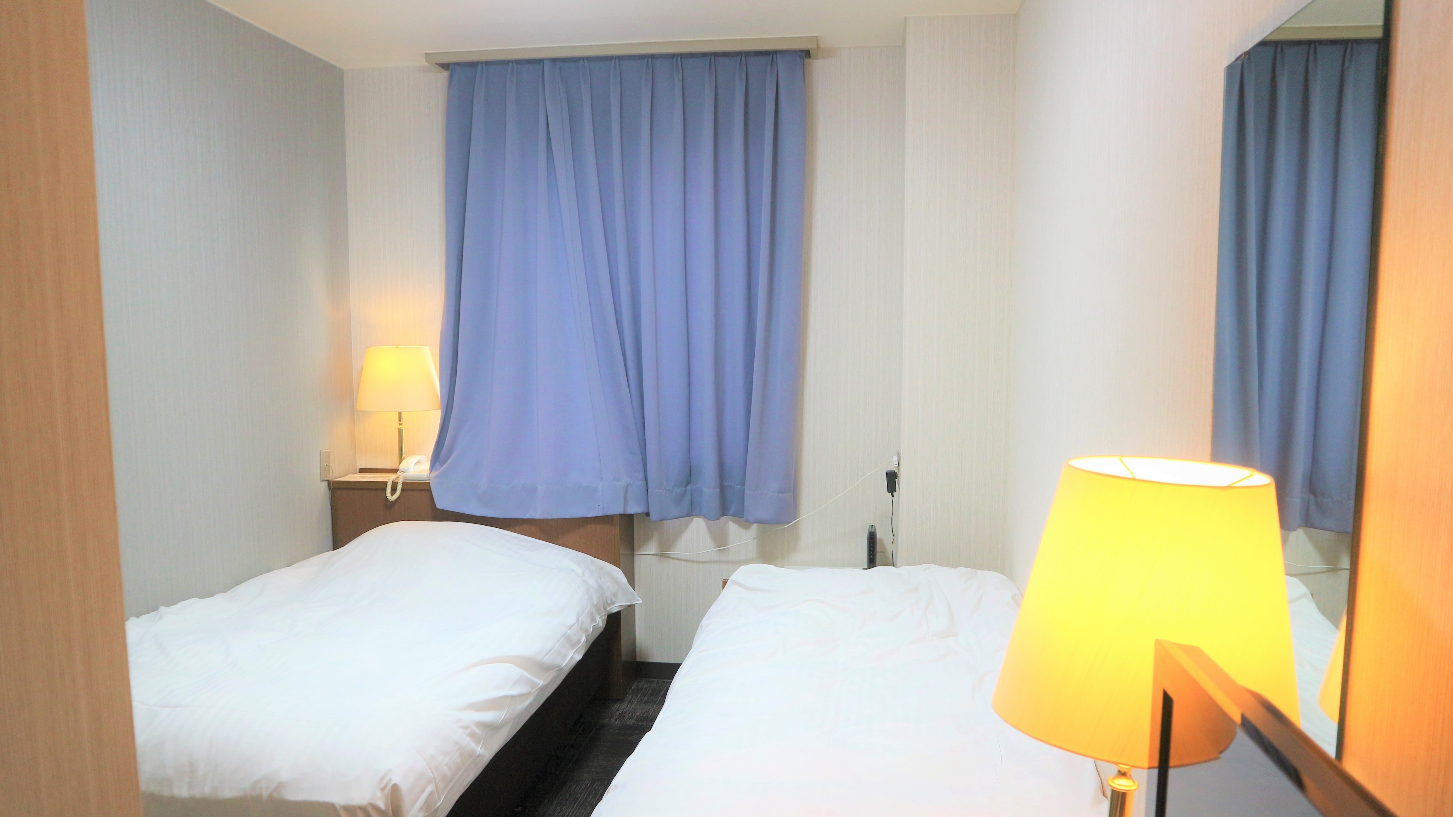 An example of a non-smoking petite twin room