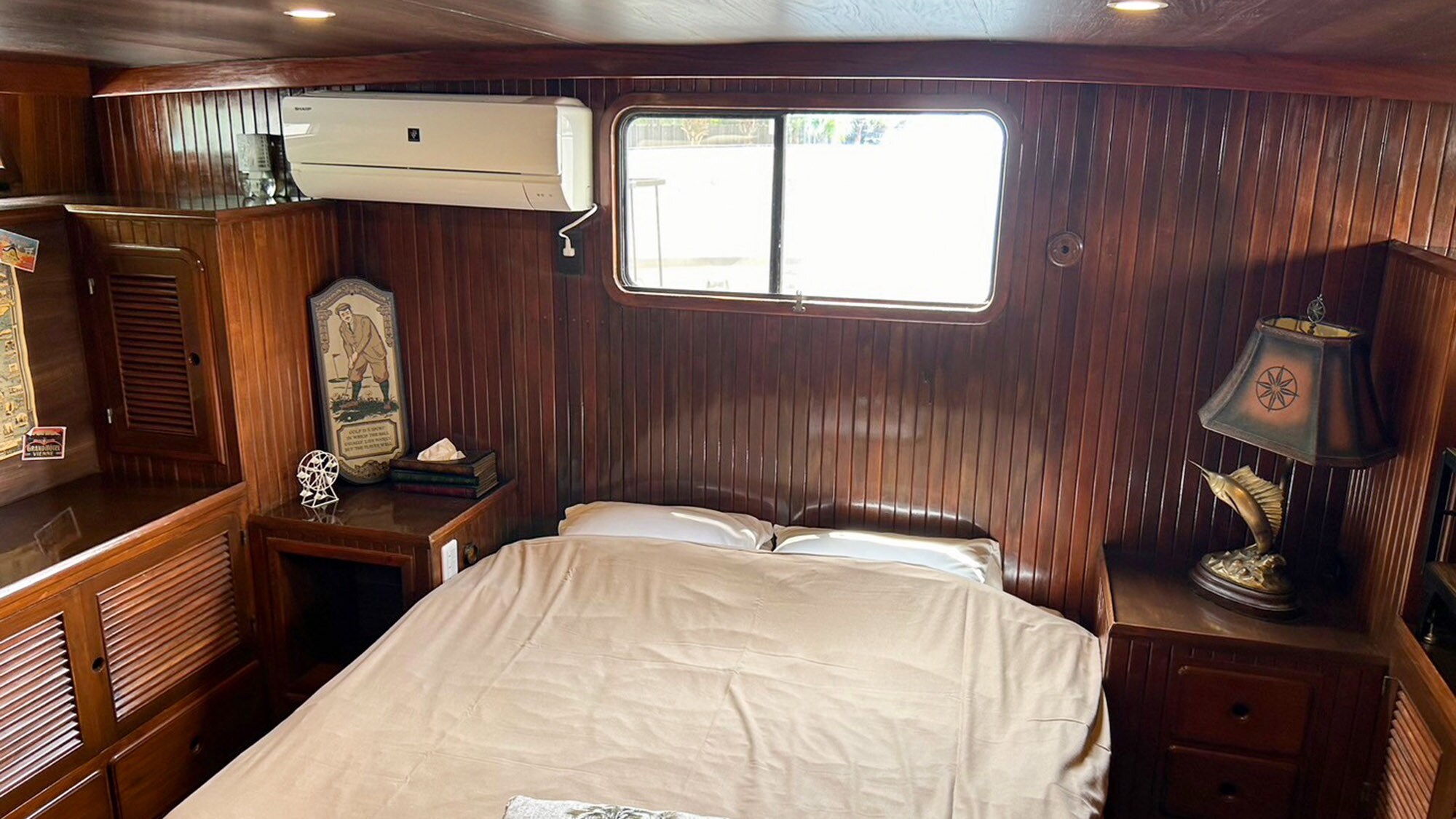 ・[巡洋艦黑珍珠號] 氣氛濃鬱的木質臥室。您可以在床上放鬆