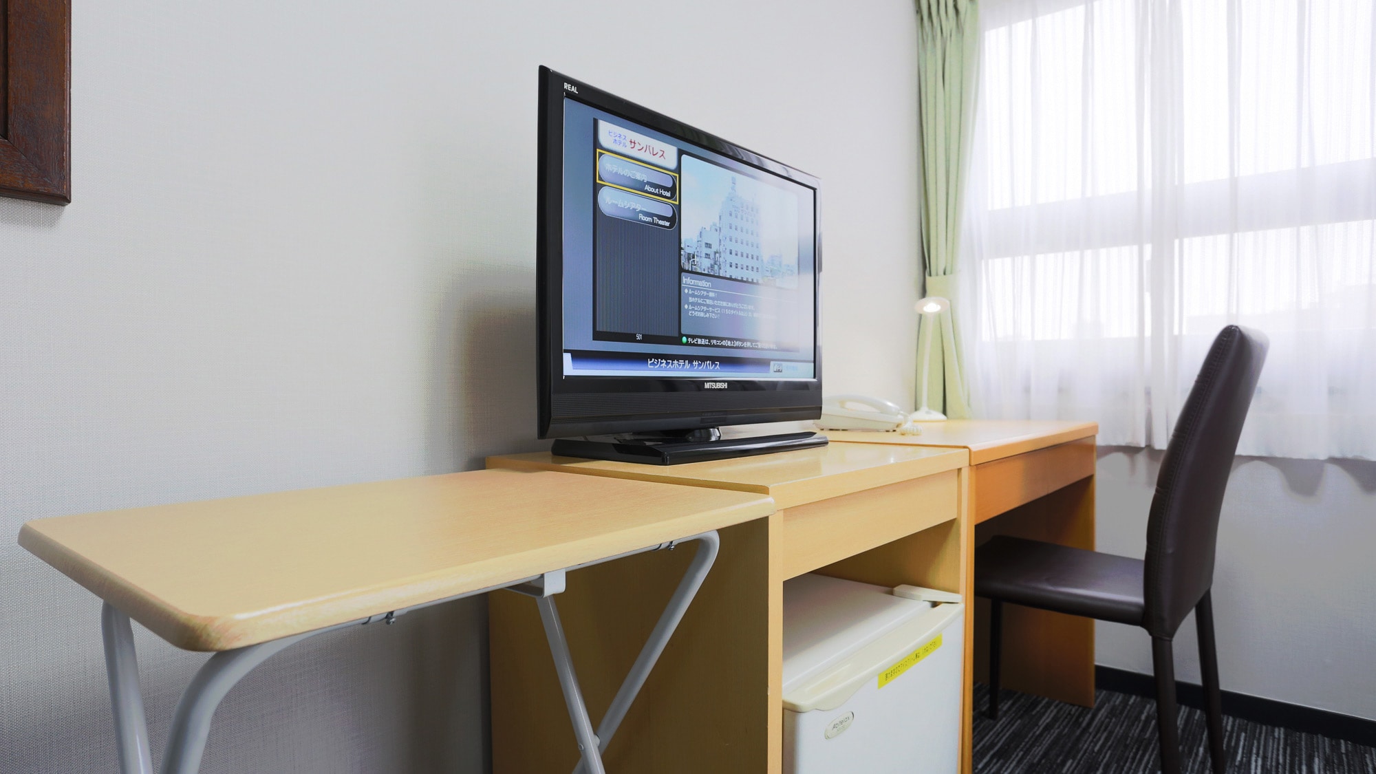 ・ [Single A (SA) guest room example] A wide desk is installed.