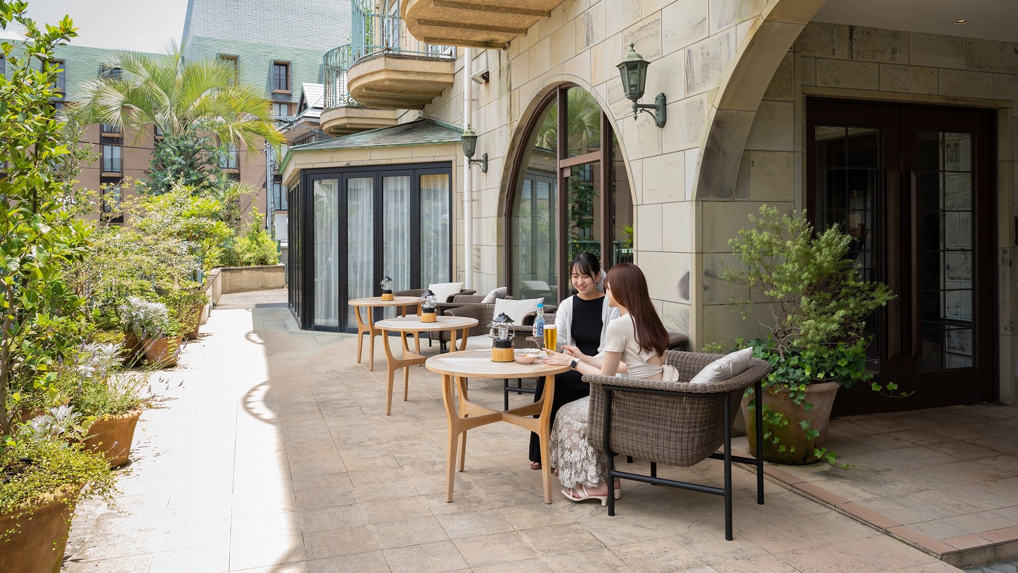 辦理入住手續後，在露臺上休息