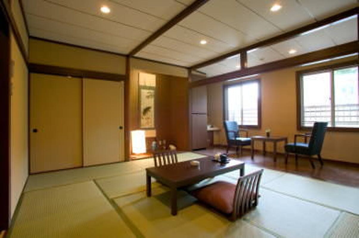 [Japanese-style Japanese-style room "Akebono"] A time to relax as if reading a book in a quiet study in the woods. You can just read a book without doing anything