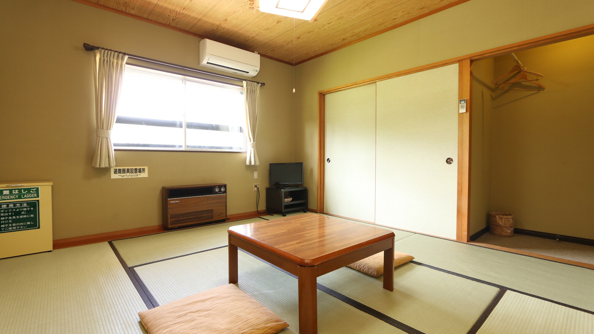 Relaxation Japanese-style room (8 tatami mats)