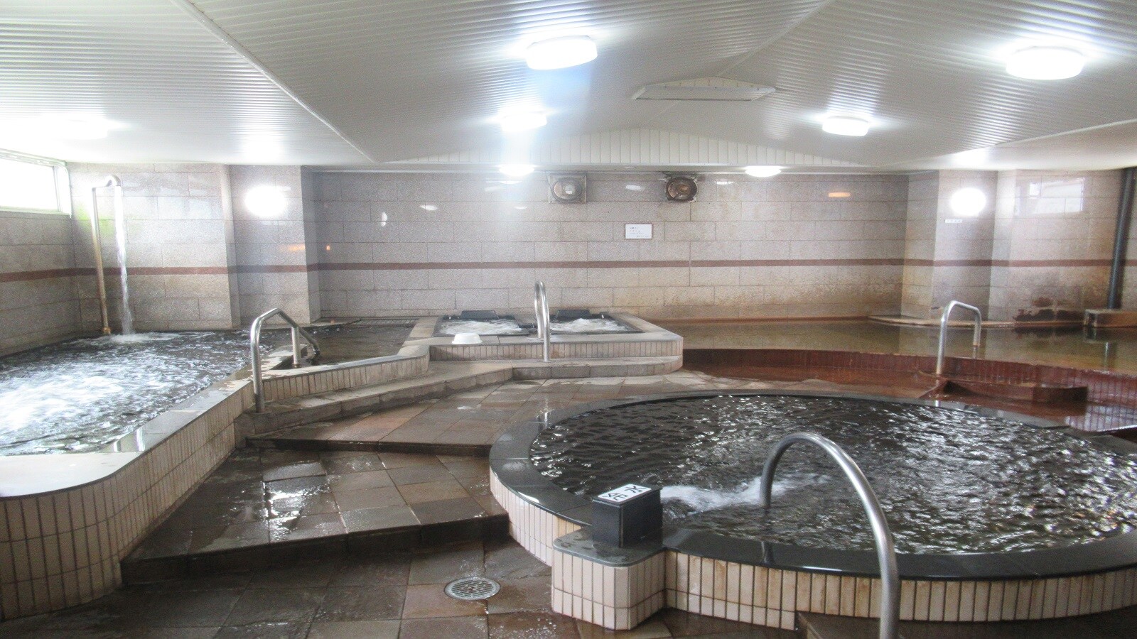 Large public bath (for men only) [100% natural hot spring water]