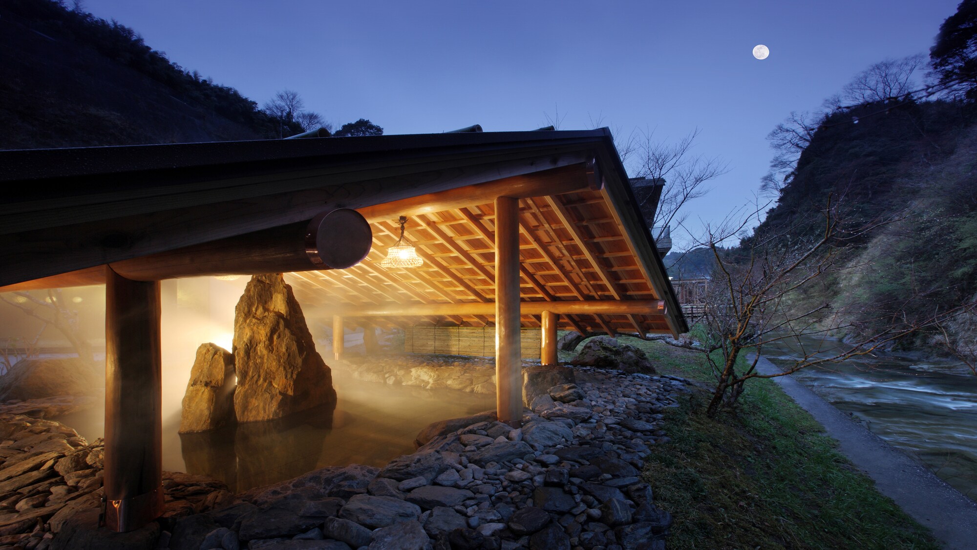 [Mountain stream side] Open-air bath