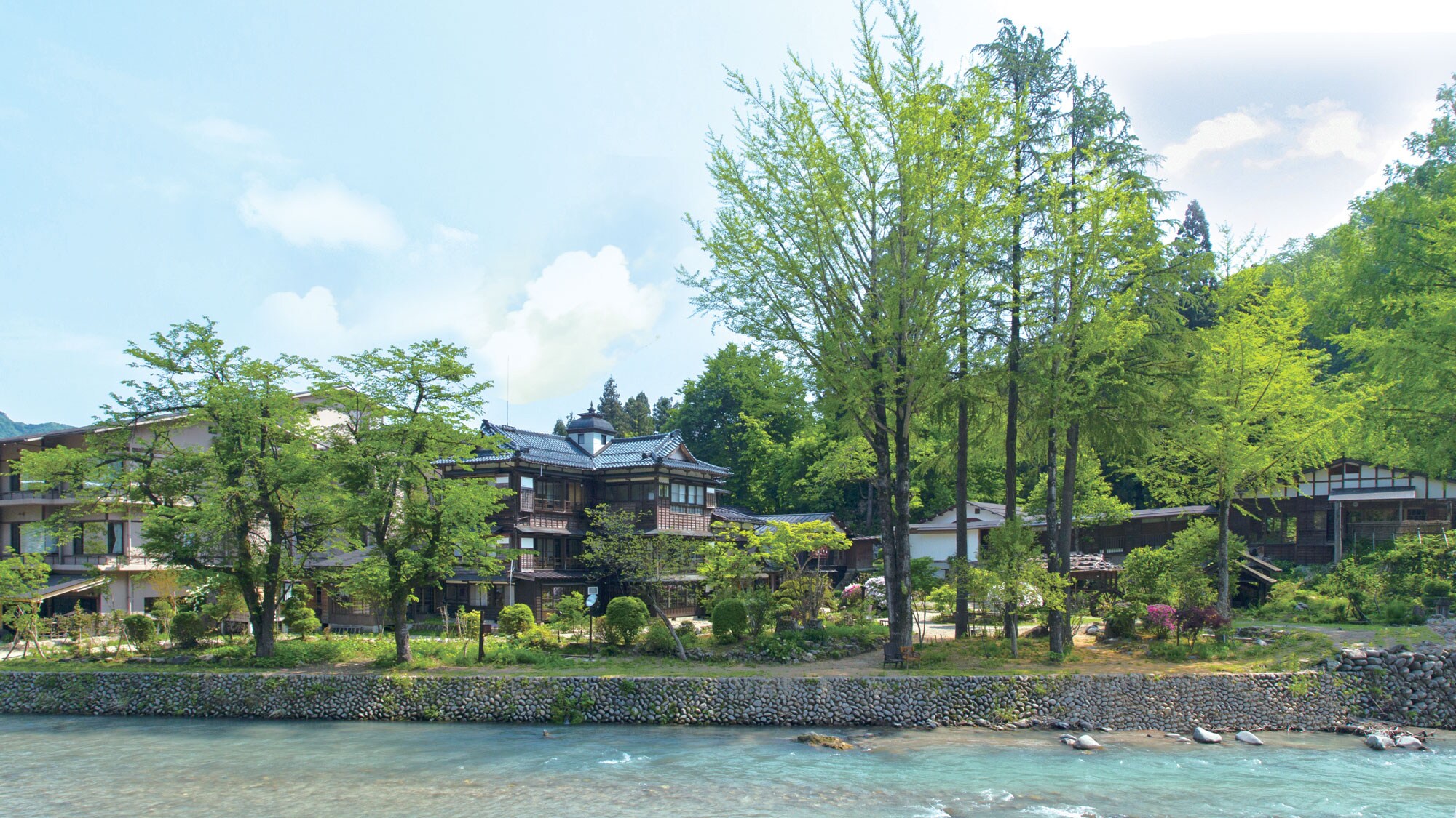 [Exterior] The wooden 3-story main building, which was relocated from the restaurant in front of the station in the early Showa period.