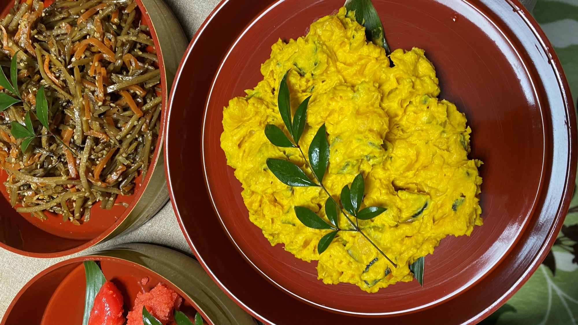 *อาหารเช้า (ตัวอย่าง): เครื่องเคียงจะถูกบรรจุในกล่องหลายชั้นตั้งแต่คืนก่อนหน้าและเก็บไว้ในตู้เย็น