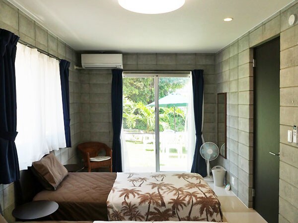 [Bedroom] You can go in and out directly from the garden.