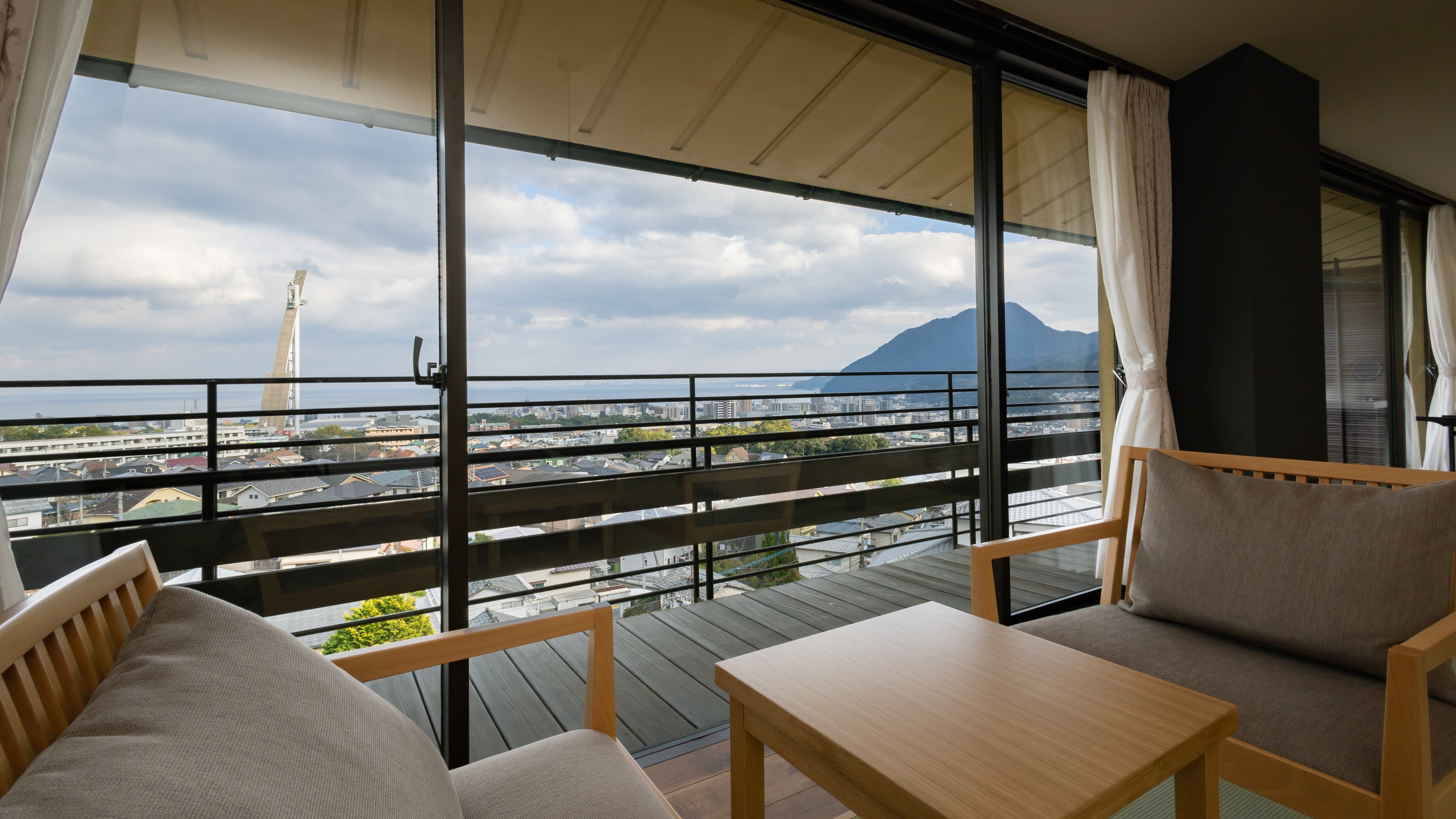 Japanese-Western style room 9 tatami mats (sea side/3rd floor)